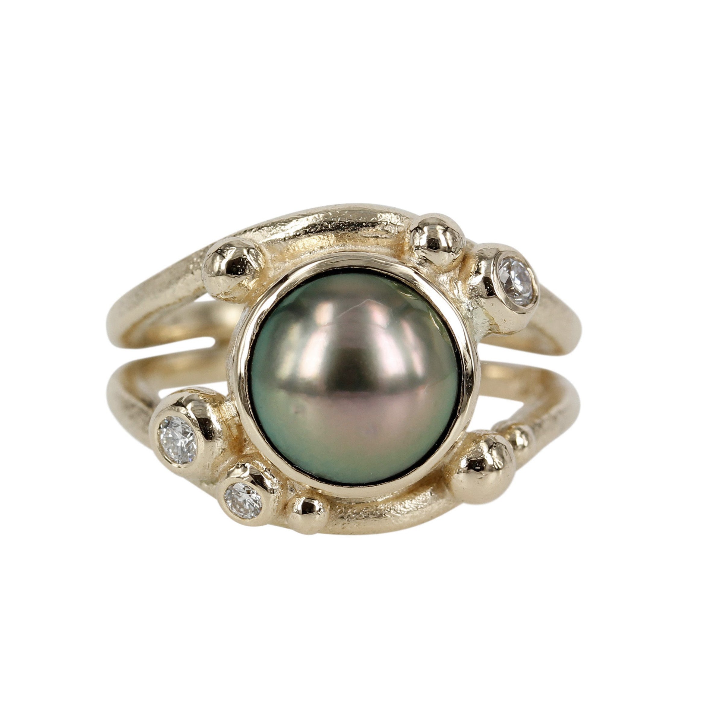 14 kt. guldring med Tahiti perle 10 - 10½ mm. samt 0.16 ct. tw vvs brillanter. Smuk fyldig ring i bløde organiske former, ringen smaller ind under fingeren så den får et smuk sving i ringskinnen.