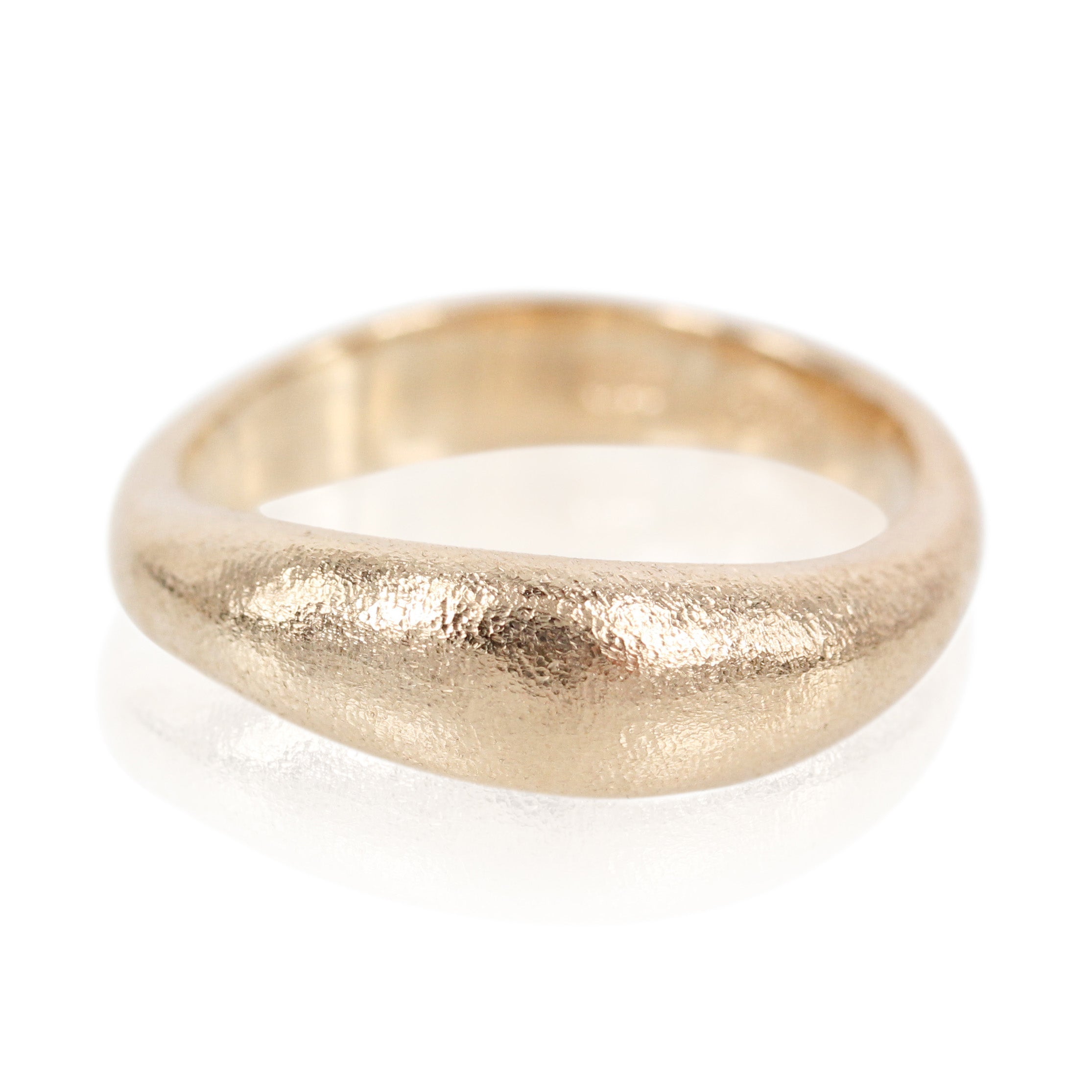 Smuk organisk ring, men helt bløde former og smukke hvælvinger, der kan isættes diamanter i ringen efter ønske