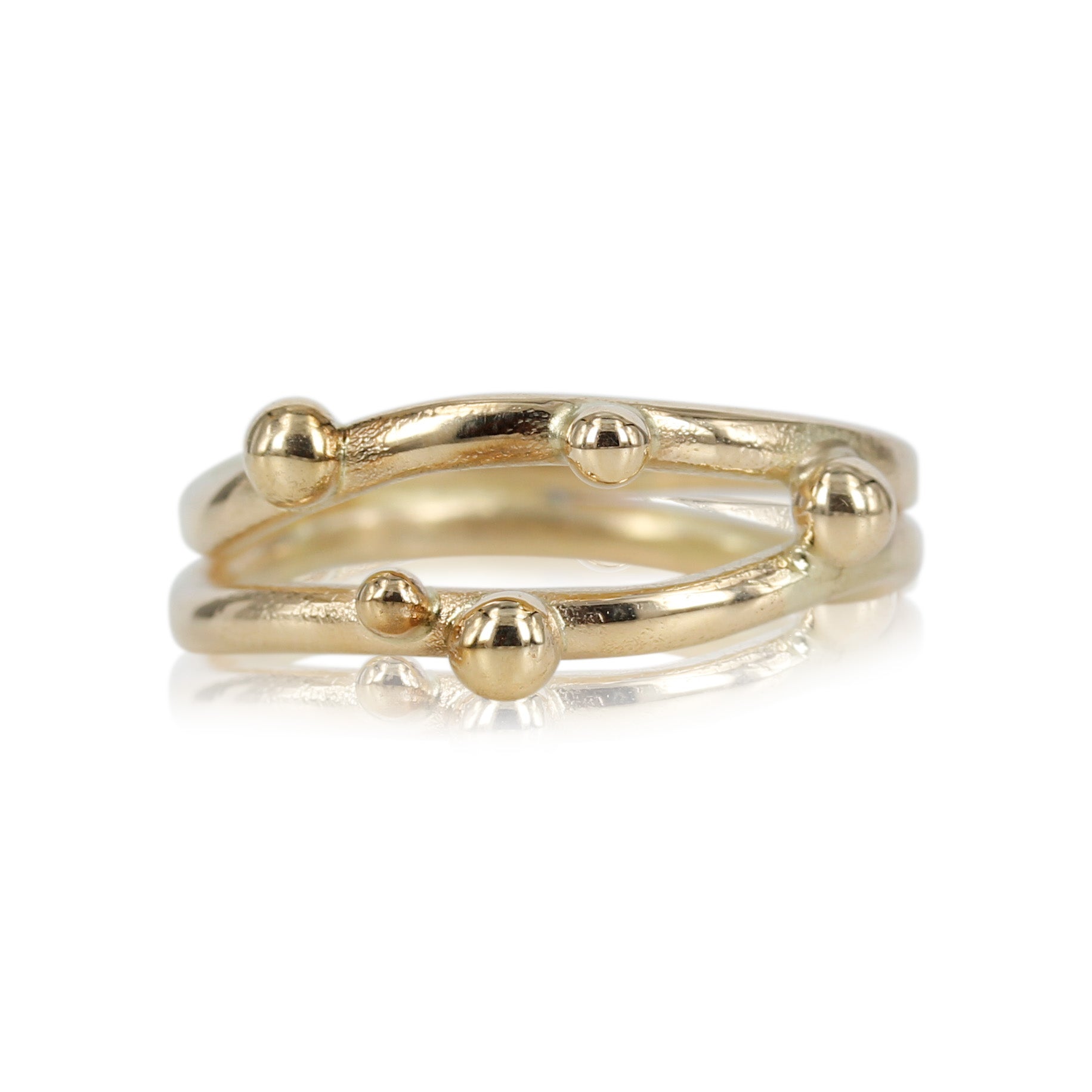 14kt guldring med skønne guldkugler der danser på den fine ringskinne.  Ringen bliver håndlavet, derfor er der altid variationer fra billedet.  Ønskes det kan der isættes brillanter i guldkuglerne.