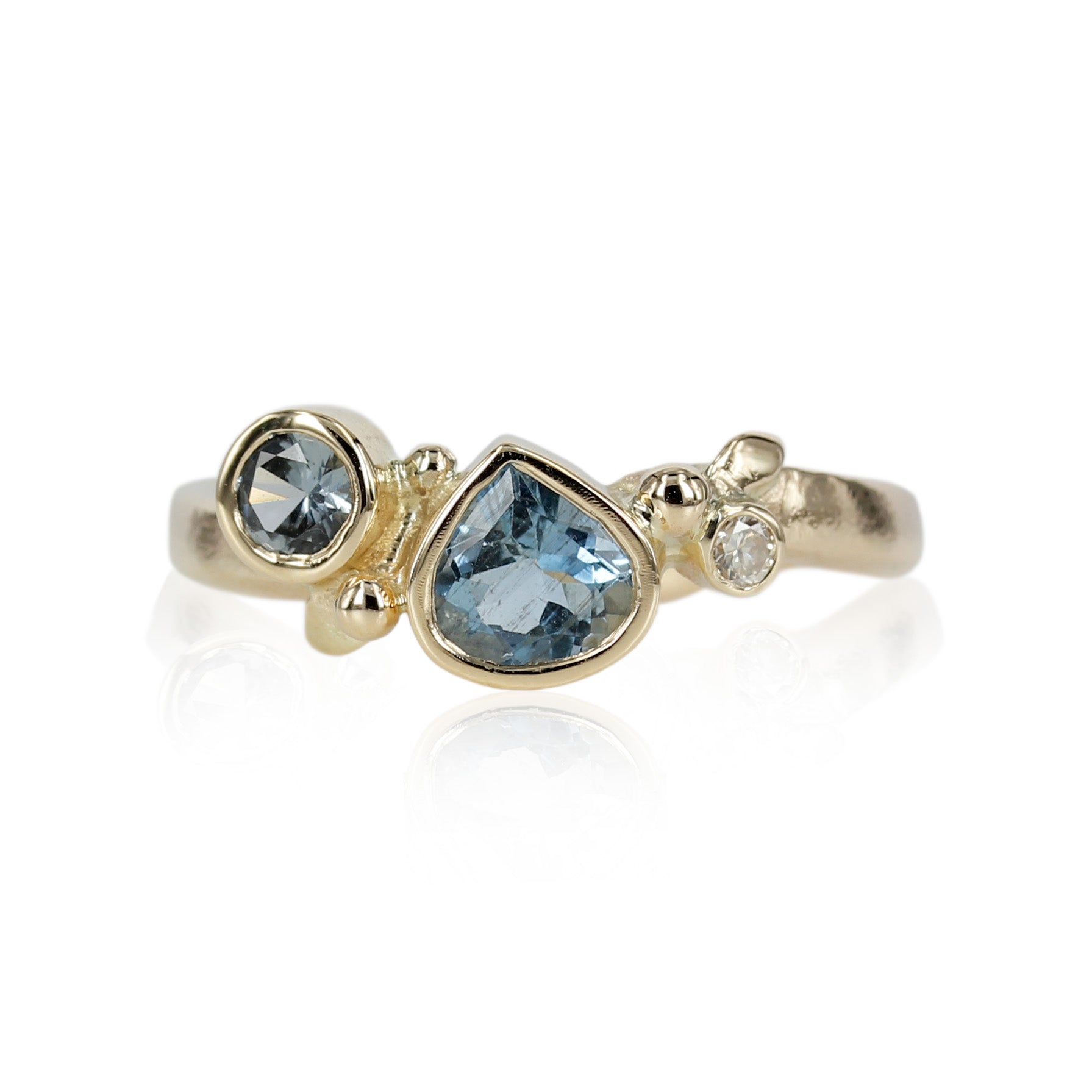 Smuk unika ring skabt med smuk lyseblå safir den smukke dråbe bliver elegant omkranset af turmalin og champagne farvet brillant.  En fantastisk ring der kan bærer både til hverdag og til fest.
