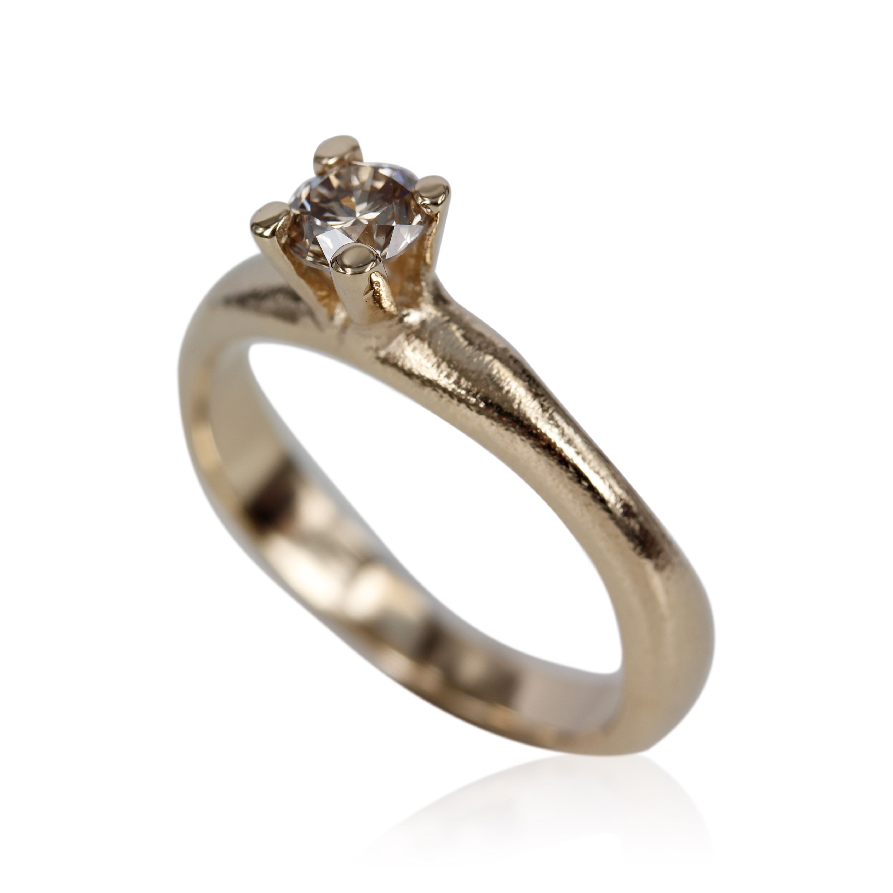 2, Organisk ring med rustik look, ringen er designet med tanke for den klassiske prinsessering med et tvist, isat 0.50 ct. champagne farver diamant. 