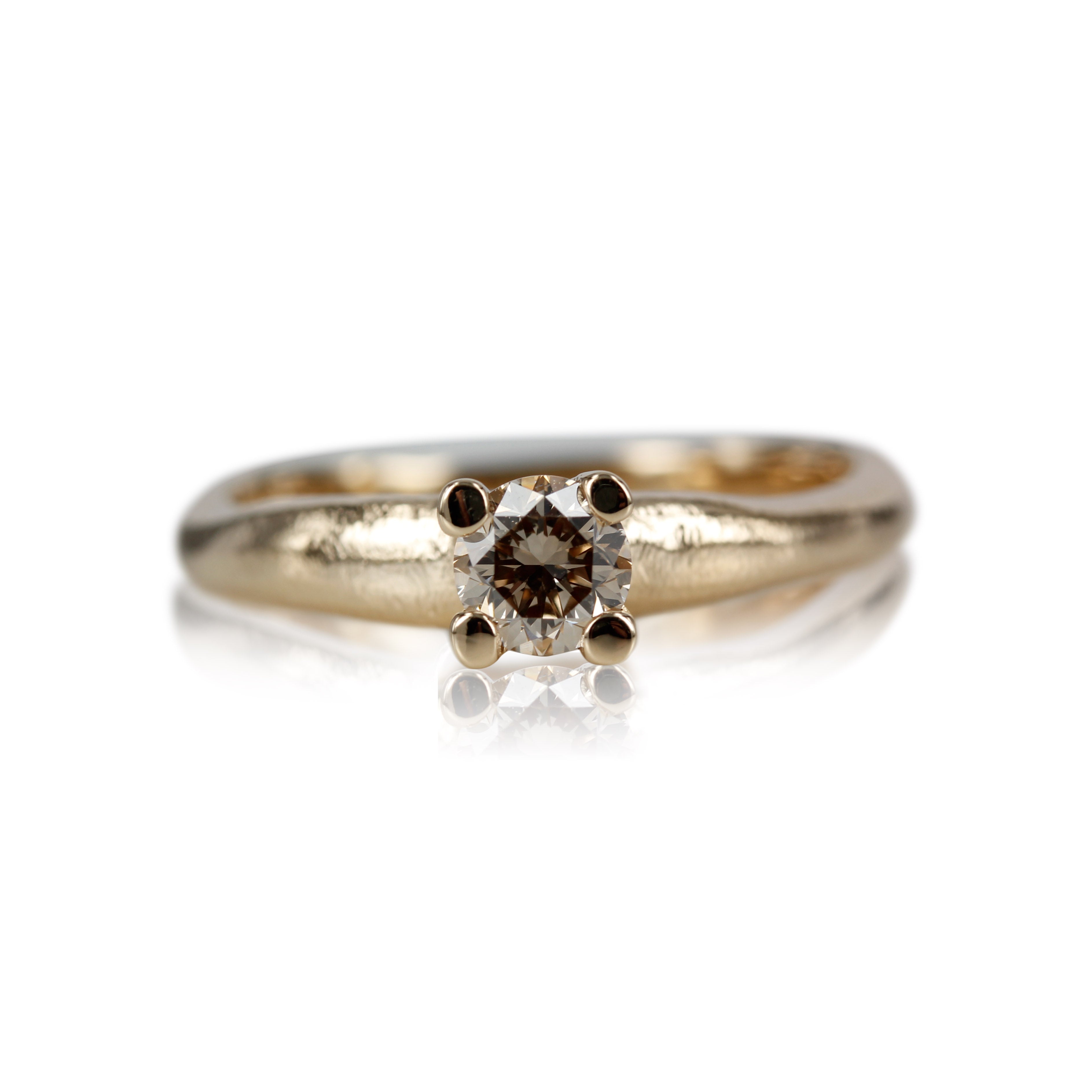 Organisk ring med rustik look og stor champagner farvet diamant.