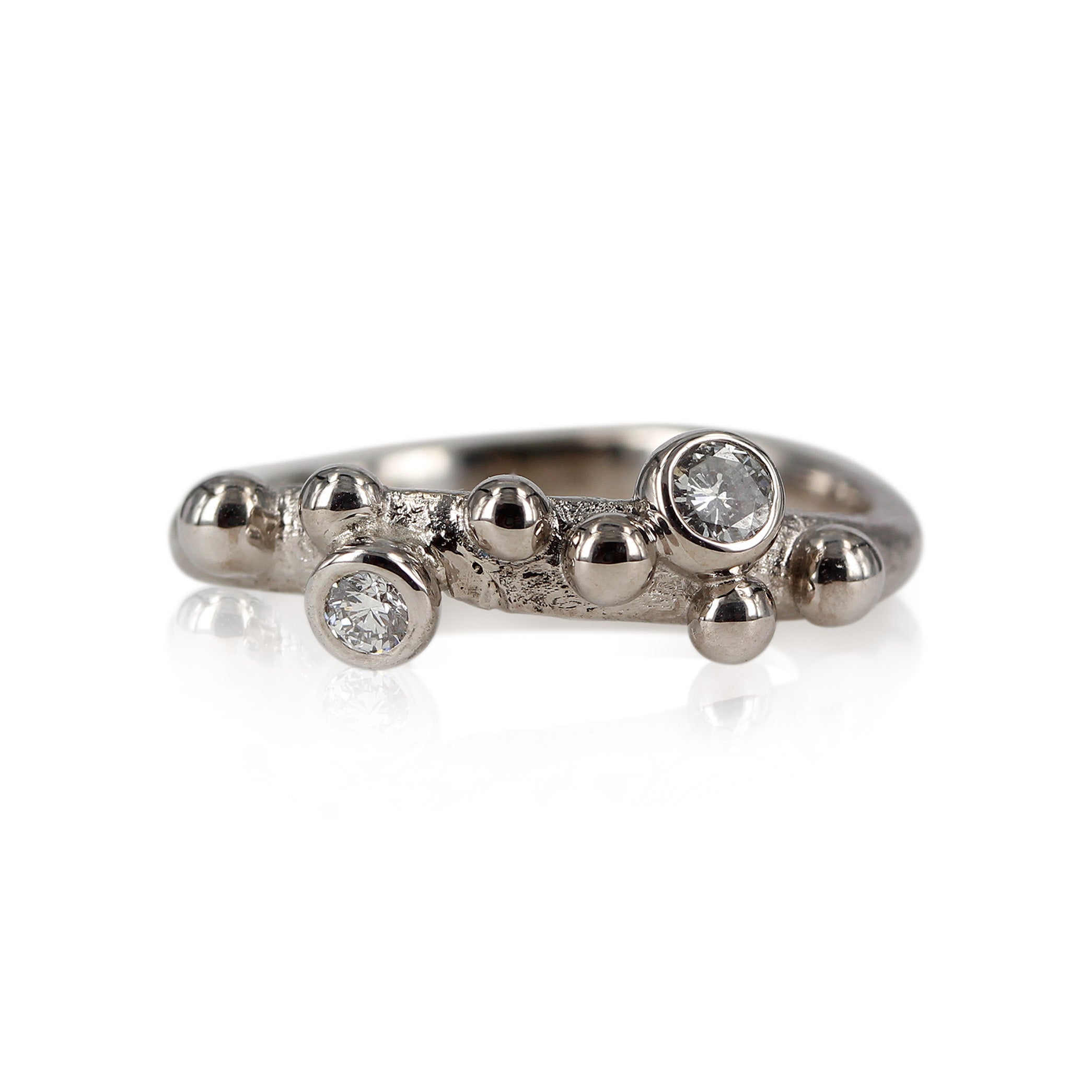 2. 14 kt. Hvidgulds ring med fine bobler - Smuk og elegant ring der passer til både hverdag og fest.  De små bobler er perfekte sammen med perler, brillanter og vidunderlige ædelsten.