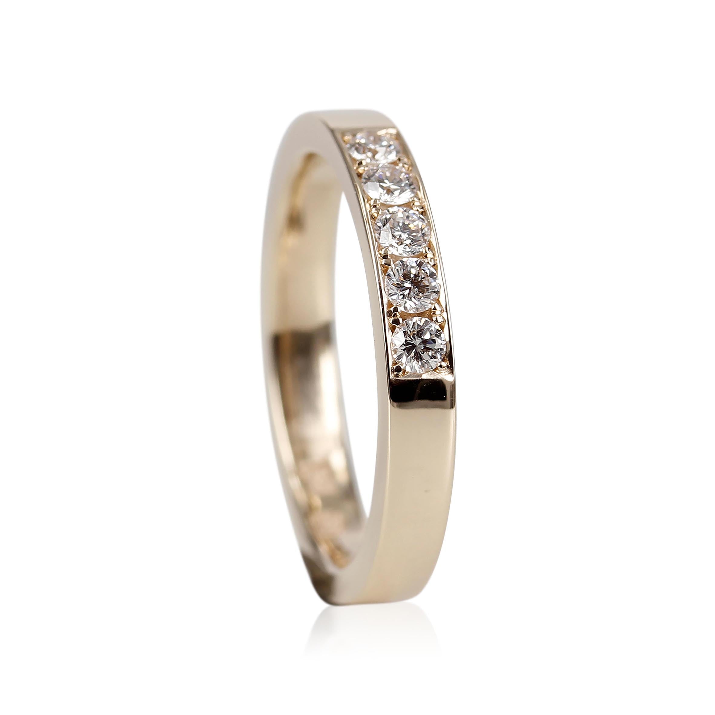 3, 14 kt Guld alliancering med caré fatning. Denne indfatning indrammer brillanterne og lægger et smukt spejl omkring de funklende diamanter så de funkler ekstra smukt.  Som vist er ringen isat 5 x 0,03 ct tw vvs brillanter.  Mål : 3,00 x 1,9 mm.