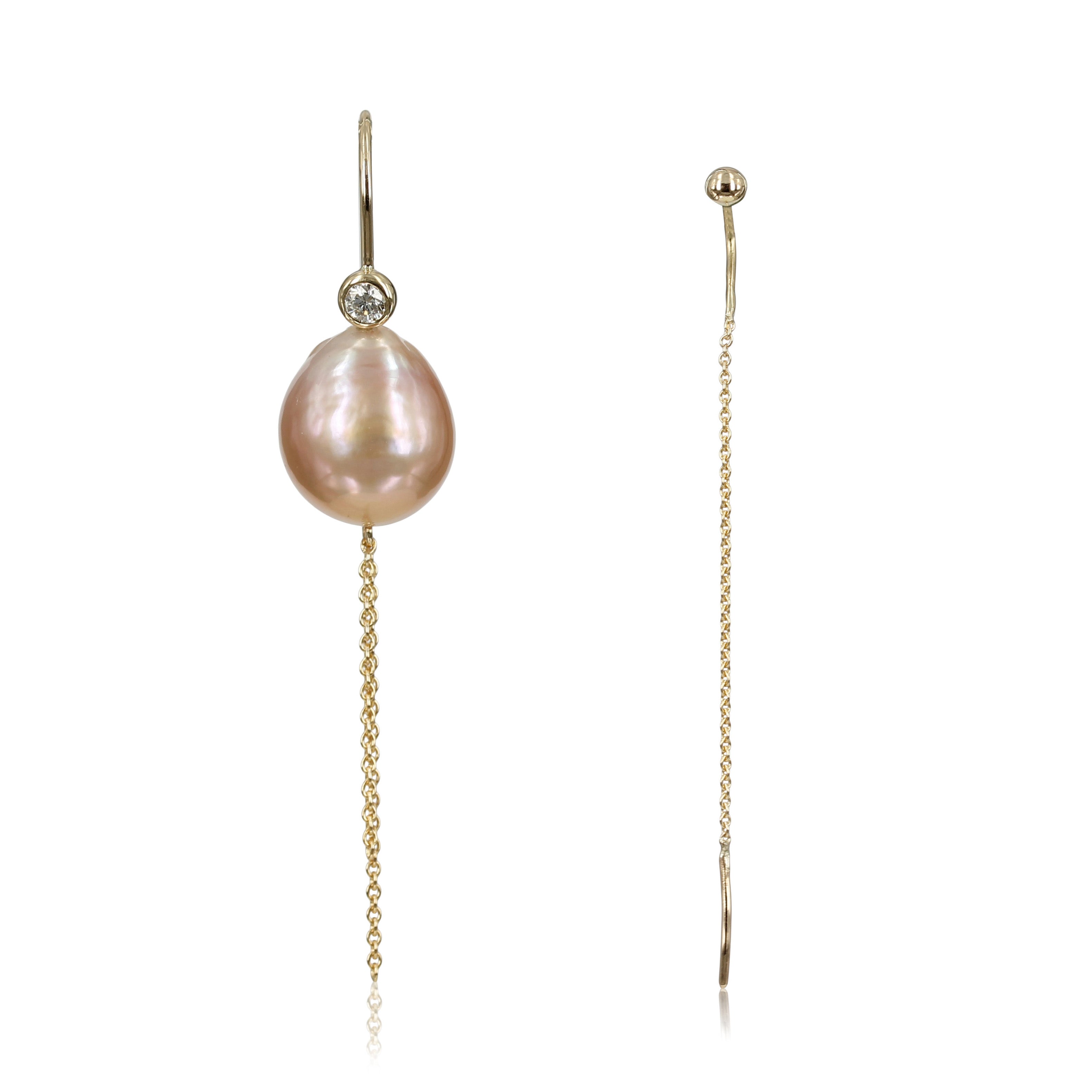 Elegante guld øreringe med guldbøjler, ferskvandsperler, diamanter og kæde detalje.