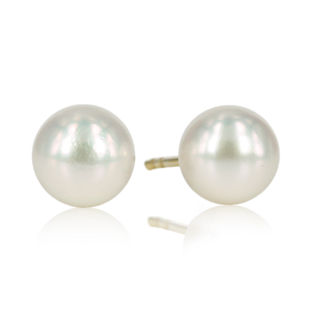Smukke klassiske perle øreringe, de findes i 5 størrelser fra 4 - 8 mm, og er derfor også smukke at sætte i øre med flere huller.  Ørestikkerne sælges som sæt, stik samt lås er i 14 kt. guld.