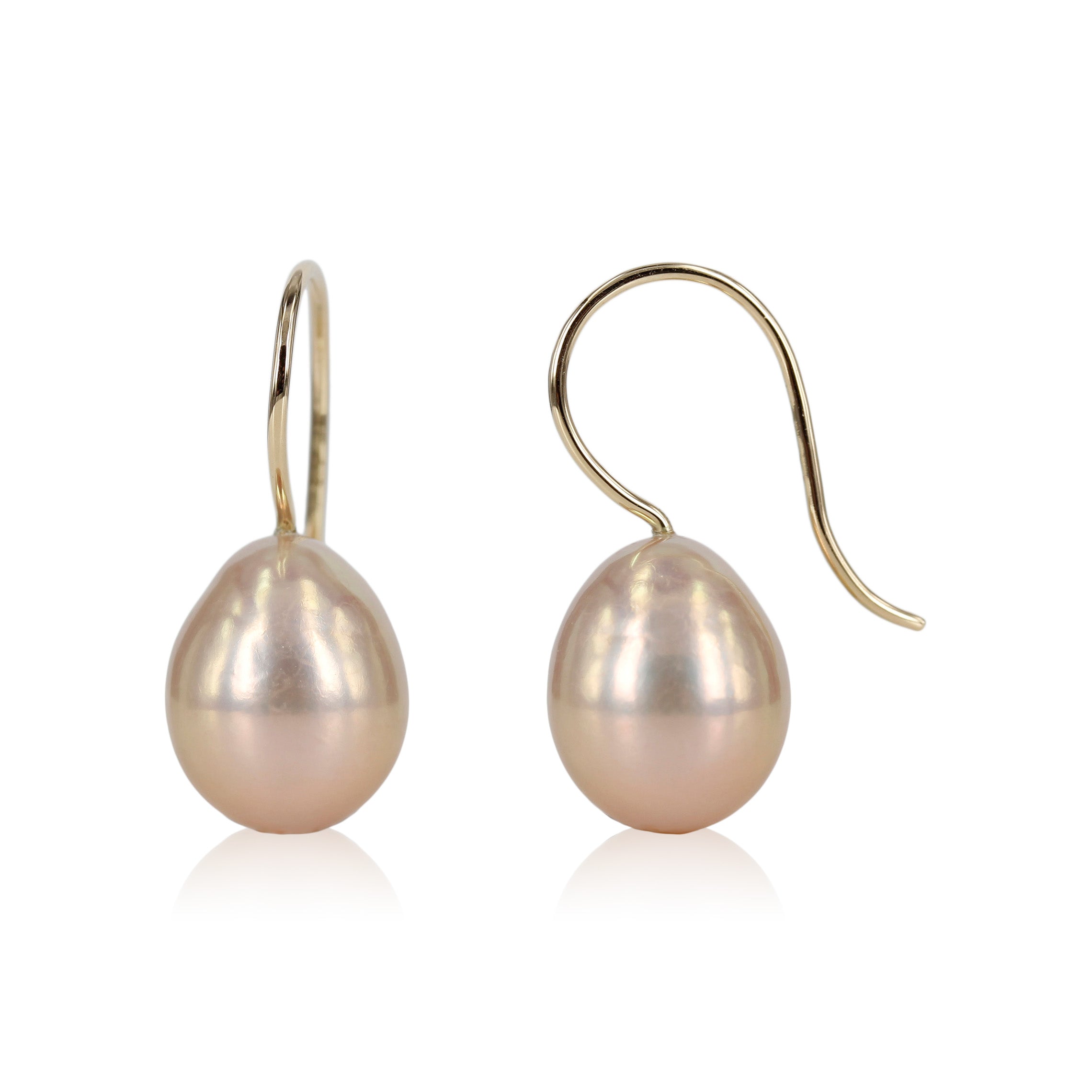 3. 14 kt. guld ørekroge, med smukke dråbeformet rosa Ferskvands perler.  Enkel og klassisk ørering der passer til alle lejligheder, perlen er varm rosa med små fine ujævnheder på perlen, det giver liv og ekstra glød. 