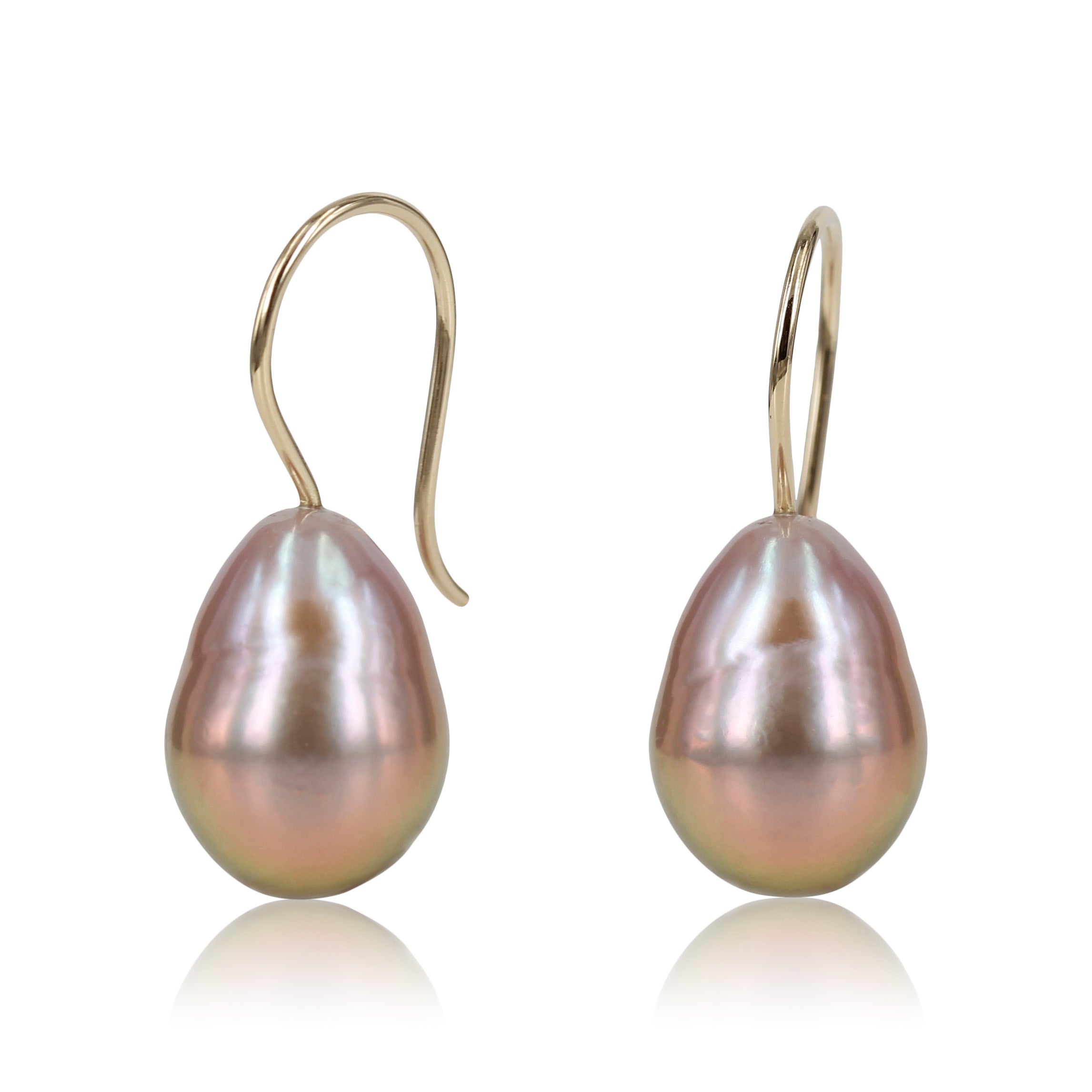 2, 14 kt. guld ørekroge, med smukke dråbeformet rosa Ferskvands perler.  Enkel og klassisk ørering der passer til alle lejligheder, perlen er varm rosa med små fine ujævnheder på perlen, det giver liv og ekstra glød. 