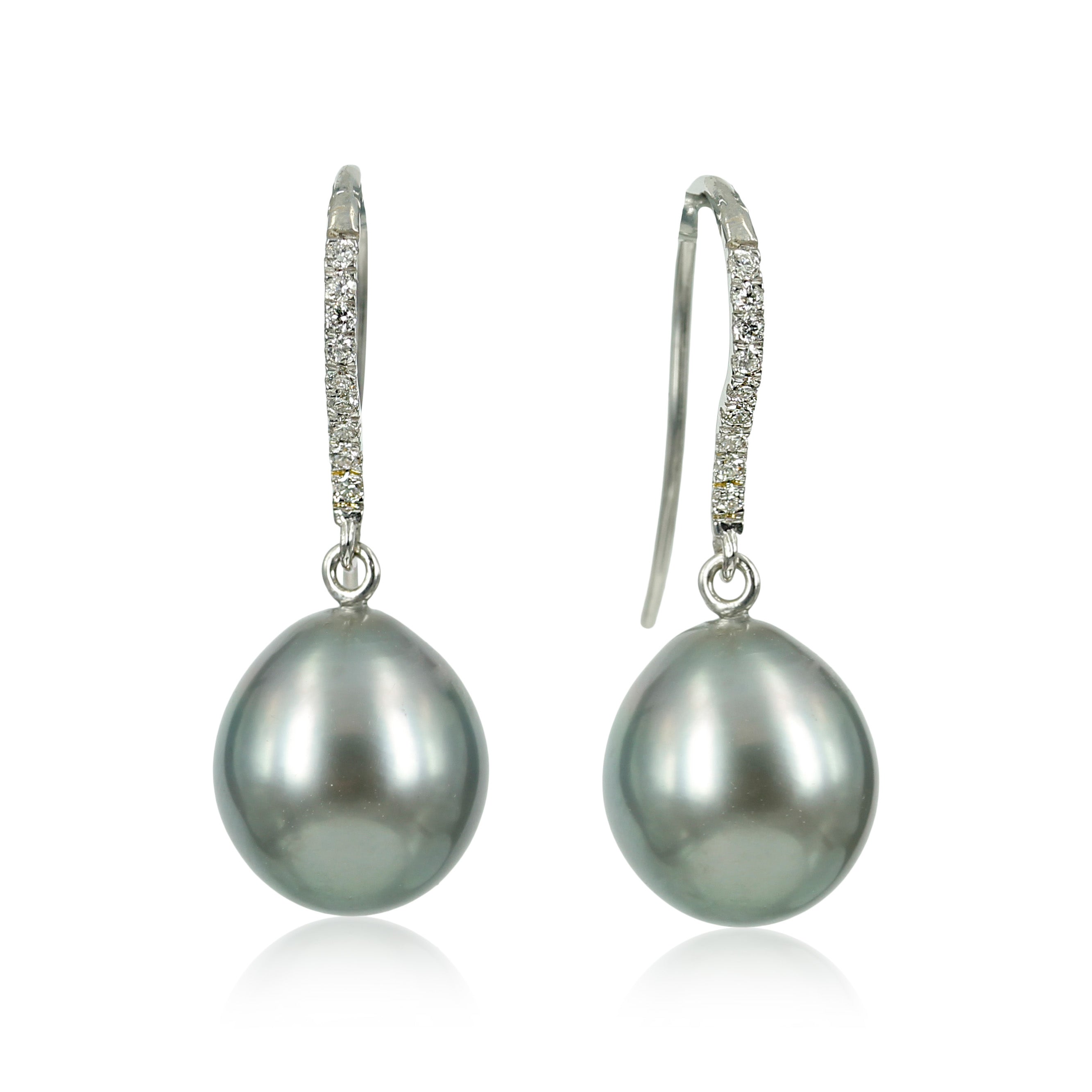 05-328 - Smukke ørekroge med brillanter og lys grå tahiti perle, ørebøjlen er fyldt med funklende diamanter i alt 0,05 ct og afsluttes med skønne lyse tahiti perler.   Smykket er perfekt til hverdagens fest, enkel og smuk i designet med et drys af luksus.