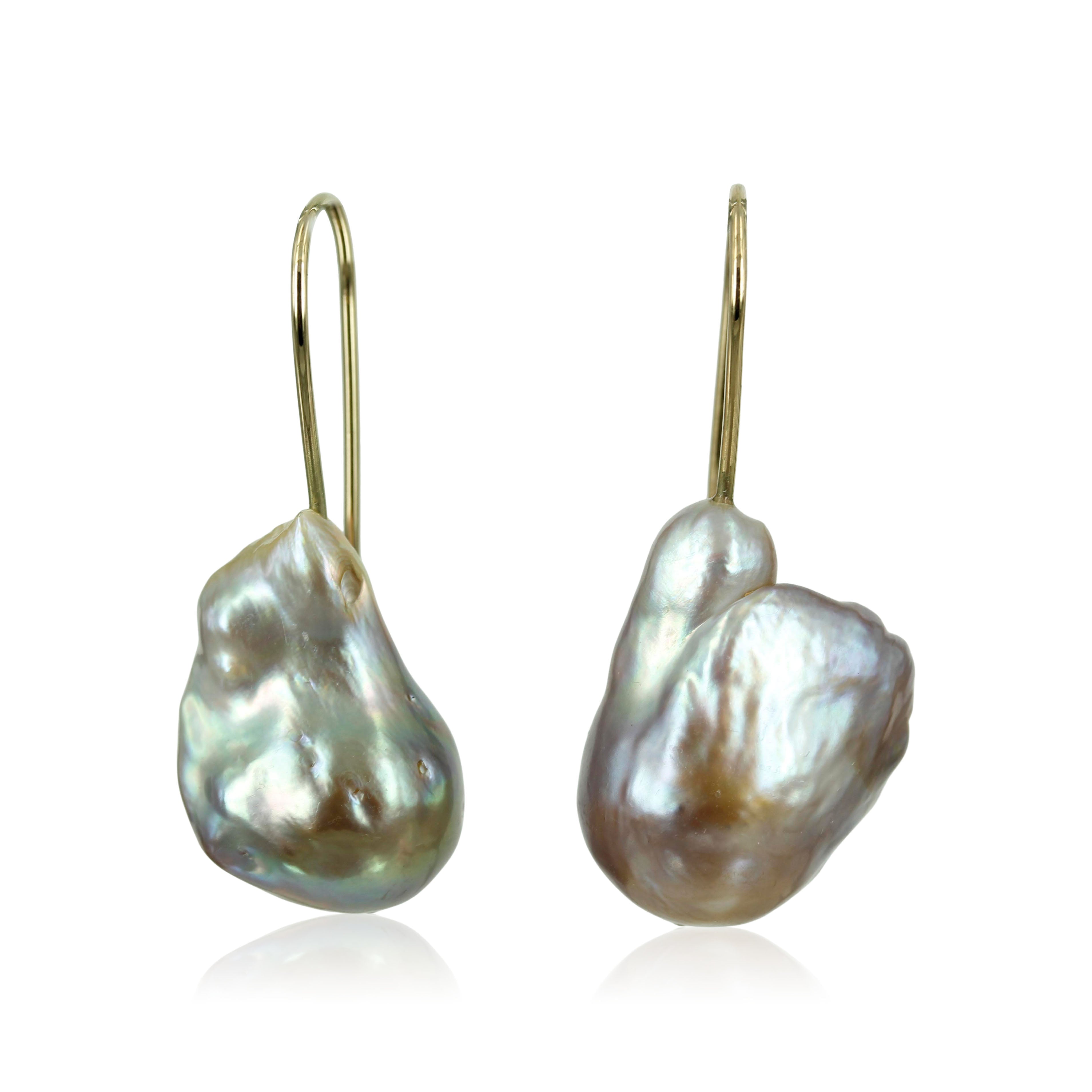 14. kt. Guld ørekroge med Barokke ferskvands perler     Skønne store barok perler, smukke og enkelt design - så perlen for lov at shine.     Perlerne er lidt forskellige i udseende da det er naturen der bestemmer farve og form.