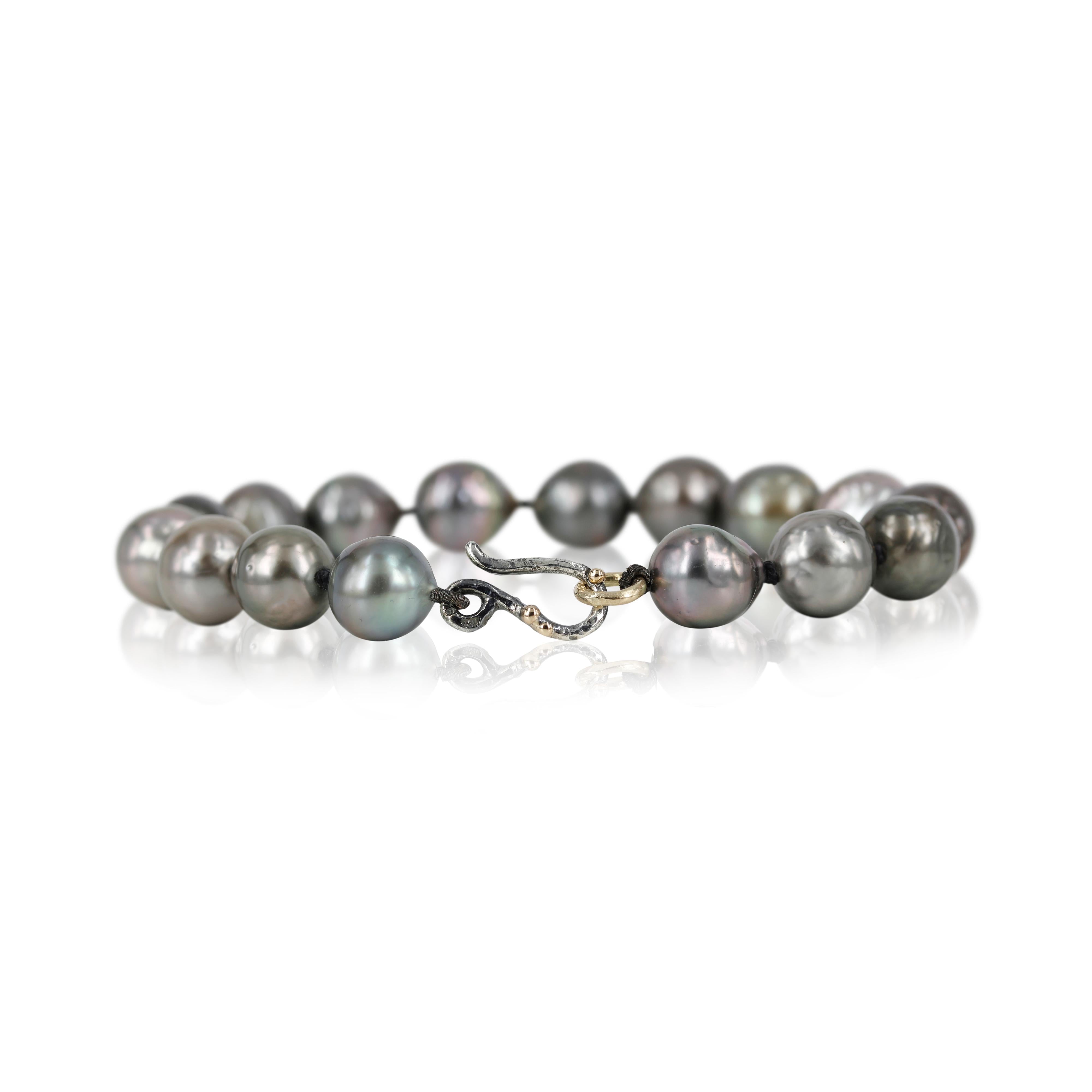 01-007 - Perle armbånd med tahitiperler  Smukt armbånd af tahitiperler, perlerne måler 9-9½ mm. de har smuk perlemorsglans og skifter i farvespil fra mørk grå til helt lys grå.