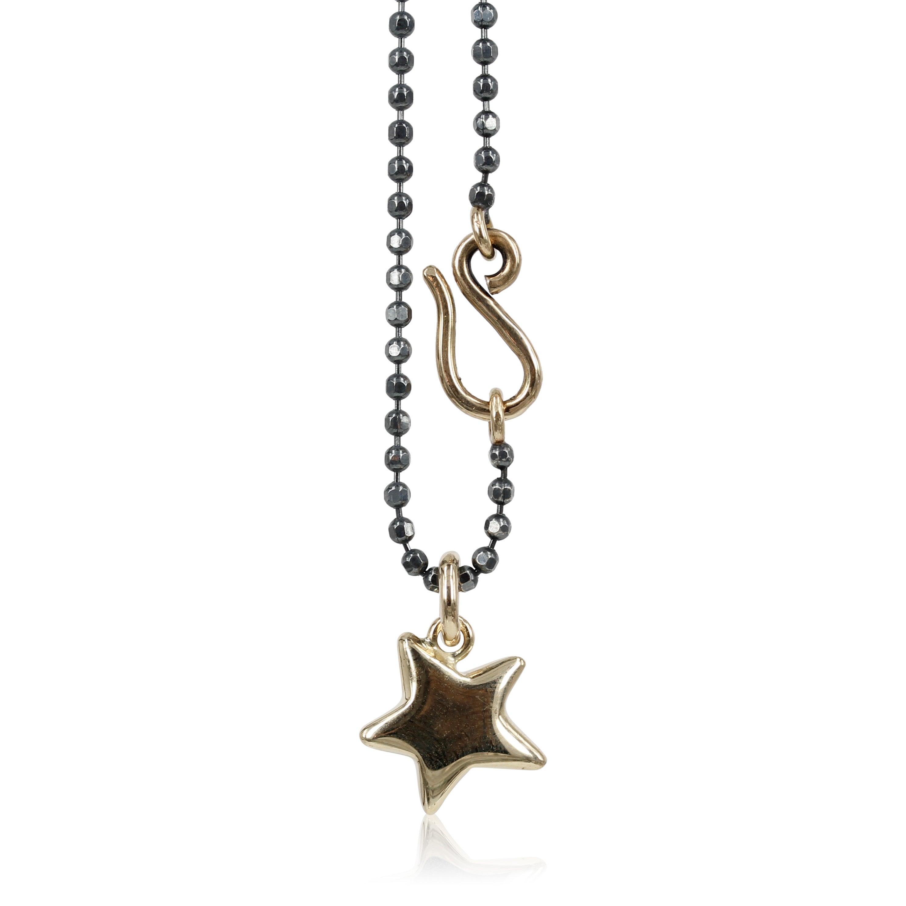 02086. Believe -  14 kt. Guld vedhæng med din helt egen Lucky star  Smuk stjerne der kan bæres alene eller sammen med en skøn perle, eller evt. et fint hjerte, mulighederne er utallige med denne skønne 14 kt guldhalskæde.