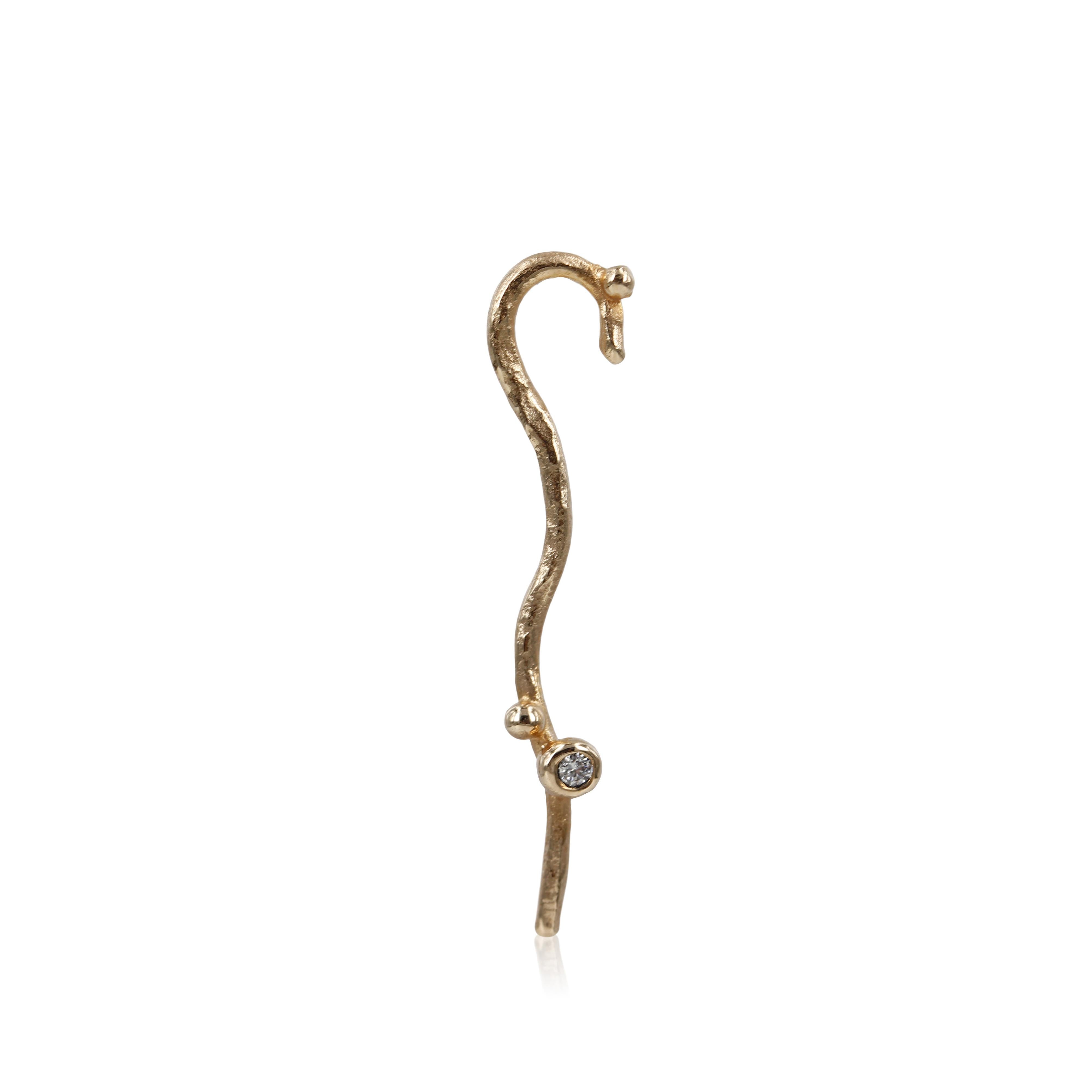 Infinity  Denne ørering er skabt i 14 kt. guld, og isat en 0,02 ct brillant.     Smuk unik ørering, med fin tråd af guld der falder fint fra øret, perlerne bliver særligt udvalgt til lige netop det smykke de sidder i.
