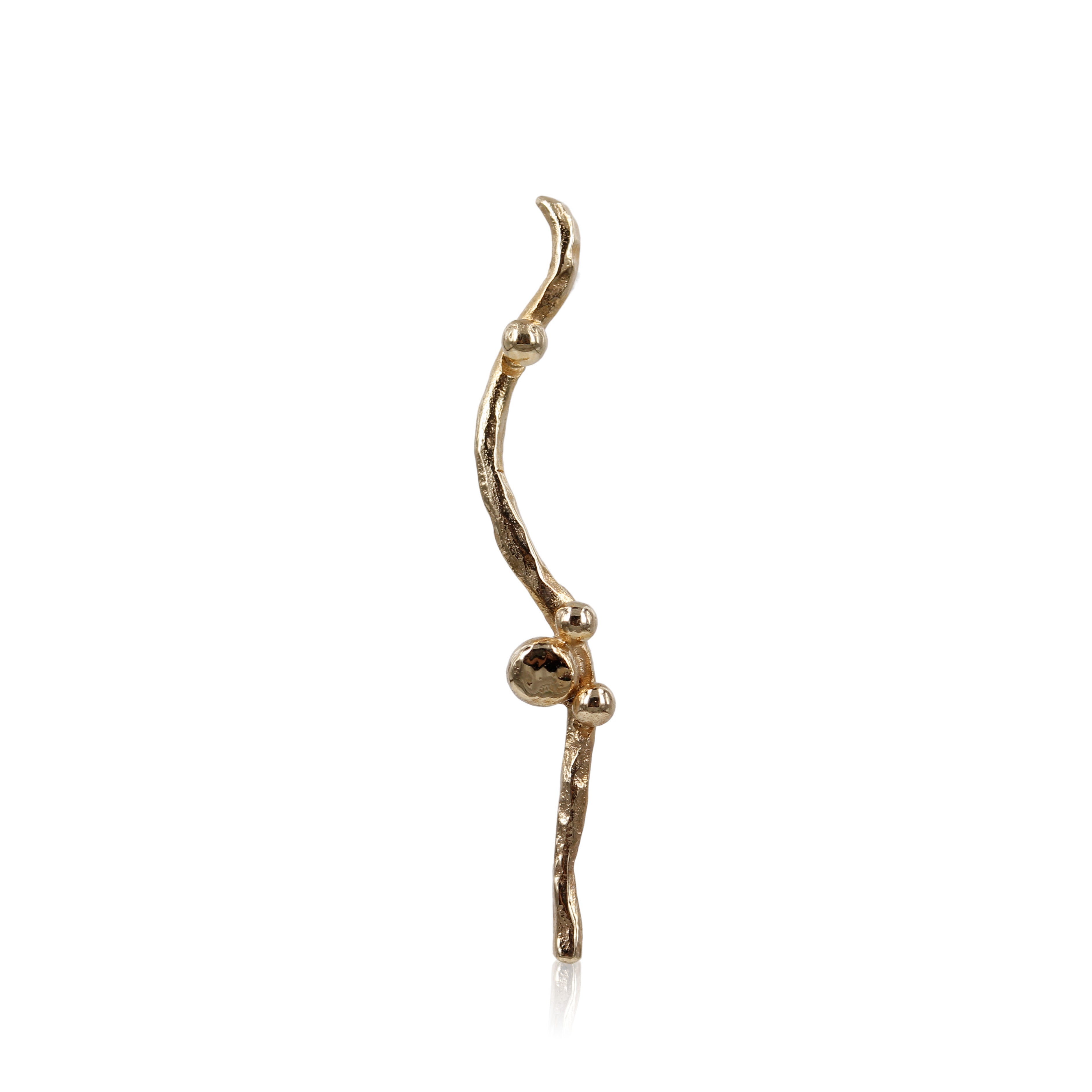 Infinity - 14 kt. Guld ørering    Smuk unik ørering, med fin tråd af guld der falder fint fra øret, perlerne bliver særligt udvalgt til lige netop det smykke de sidder i.