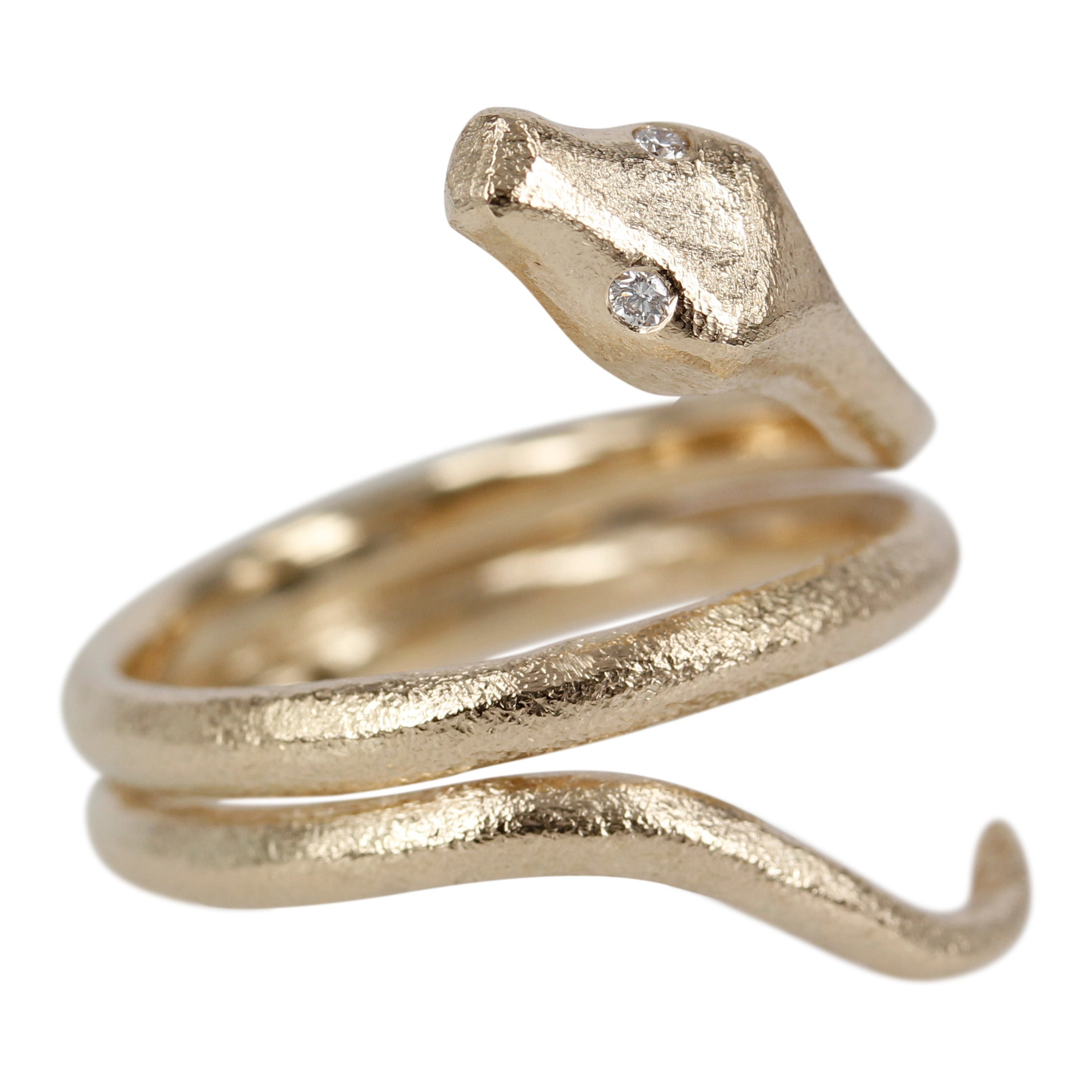 14 kt guldring udformet som en slange med diamant øjne, der slynger sig om din finger.