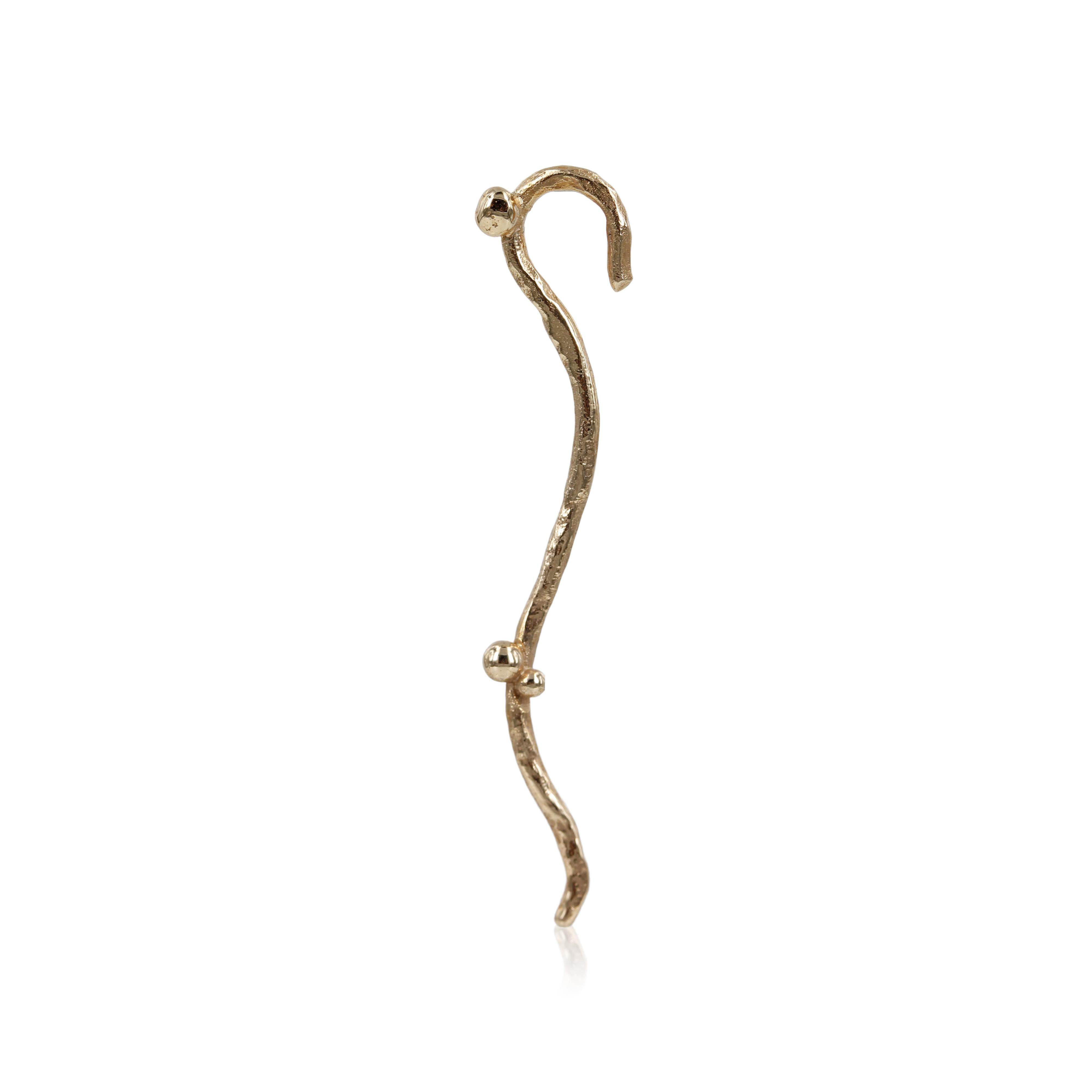 05-010. Infinity - 14 kt. Guld ørering  Denne ørering er skabt i 14 kt. guld.  Smuk unik ørering, med fin tråd af guld der falder fint fra øret, perlerne bliver særligt udvalgt til lige netop det smykke de sidder i.