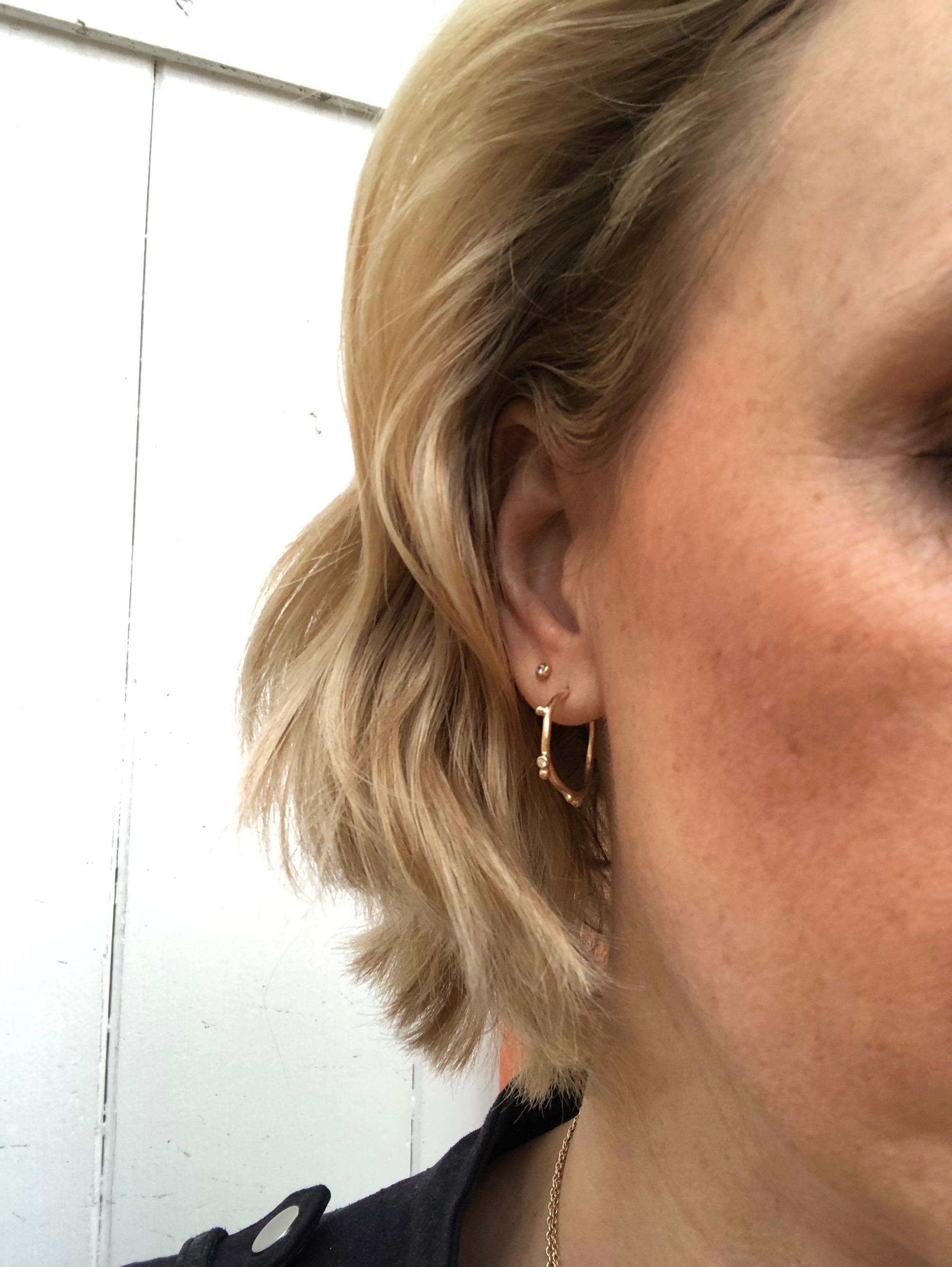 Infinity - 14 kt Guld creol vælg med eller uden diamanter  14 kt guldøreringe vælg mellem 16 og 20 mm. i dia. med skønne guld kugler der danser på den fine guldtråd der svajer i bløde buer om dit øre. 