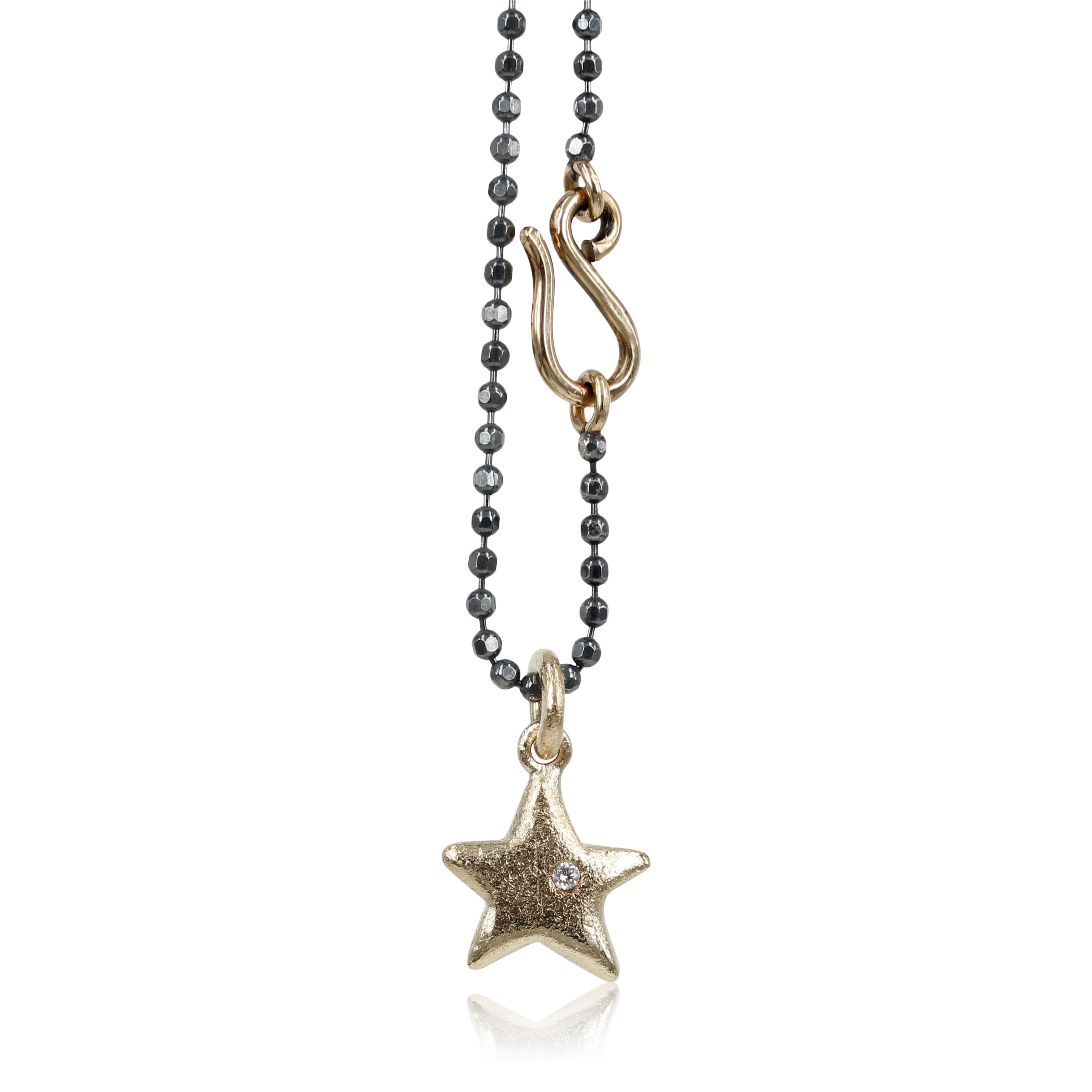 02084. Believe -  14 kt. Guld vedhæng med din helt egen Lucky star  Smuk stjerne der kan bæres alene eller sammen med en skøn perle, eller evt. et fint hjerte, mulighederne er utallige med denne skønne 14 kt guldhalskæde.