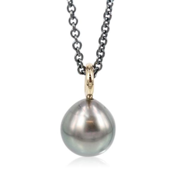 tahitiperlevedhæng - Smuk og helt enkelt perlevedhæng, med det kraftige øsken der holder perlen kan den bæres både i en lang og kort kæde.