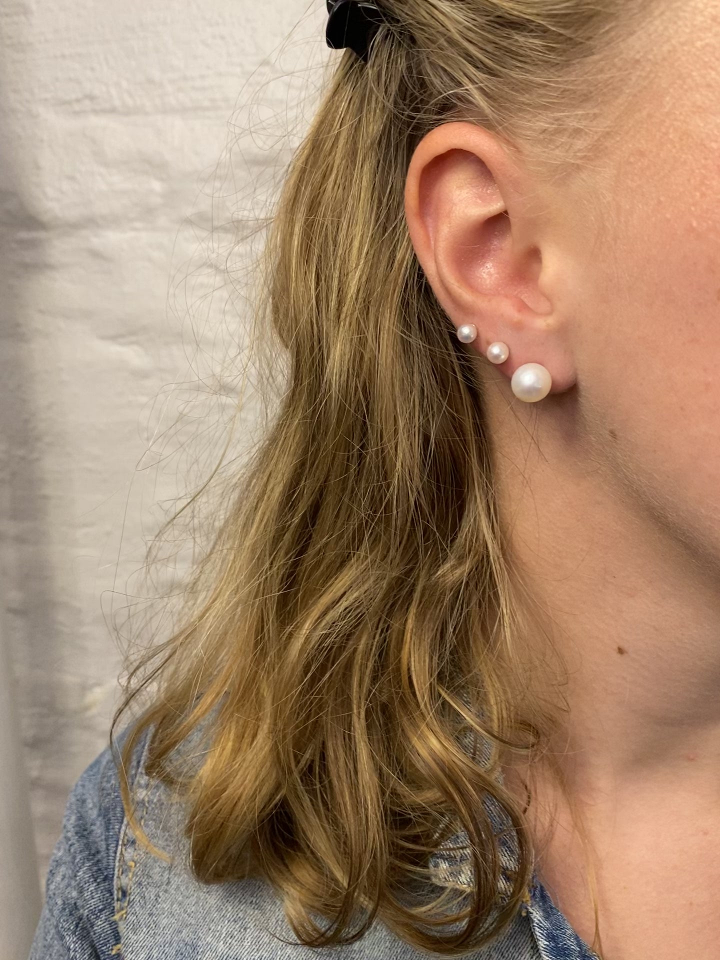 video - Smukke klassiske perle øreringe, de findes i 5 størrelser fra 4 - 8 mm, og er derfor også smukke at sætte i øre med flere huller.  Ørestikkerne sælges som sæt, stik samt lås er i 14 kt. guld.