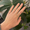 video - 14 kt. guldring med fine grene, med forårs knopper og smuk turmalin.     Her får du en fyldig, let og elegant ring, den farvestrålende turmalin giver liv og kant til ringen.     Dette smykke er Unika.