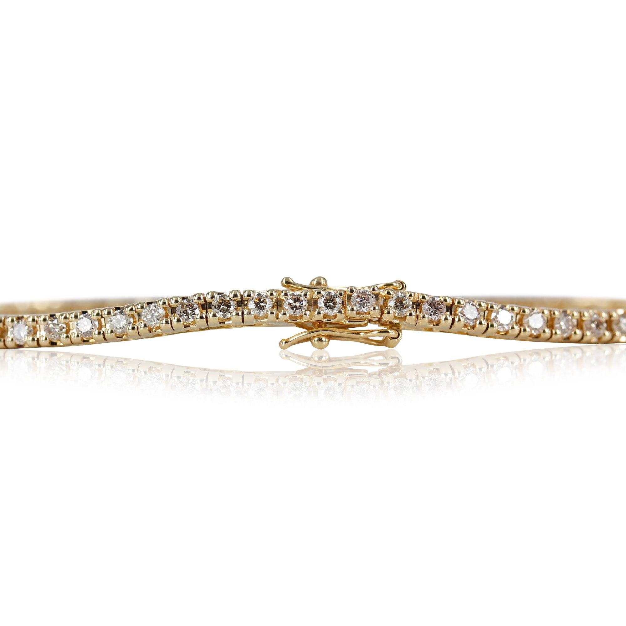18 kt. guld Tennisarmbånd med ialt 5,49 ct champagne farvet brillant slebet diamanter.   Smuk og elegant smykke der kan bæres alene eller med andre armbånd.