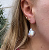 Video - 14. kt. Guld ørekroge med Barokke ferskvands perler     Skønne store barok perler, smukke og enkelt design - så perlen for lov at shine.     Perlerne er lidt forskellige i udseende da det er naturen der bestemmer farve og form.