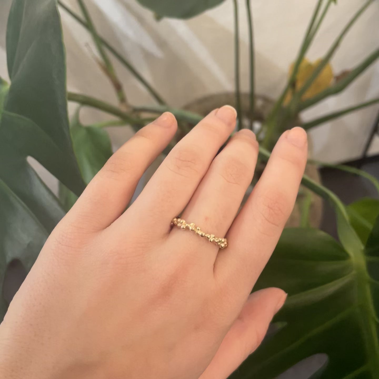 video - 14 kt. guldring med de fineste bobler, en let og elegant ring  De smukkeste kugler der danser om din finger, ringen er smuk alene eller til at sætte sammen med feks din vielsesring, alliancering eller anden ring for at give lidt mere fylde - her får du en smuk og elegant ring på en og samme tid.  Sprudlende bobler der svæver afsted på livets vej, boblerne symbolisere livet små og store øjeblikke.