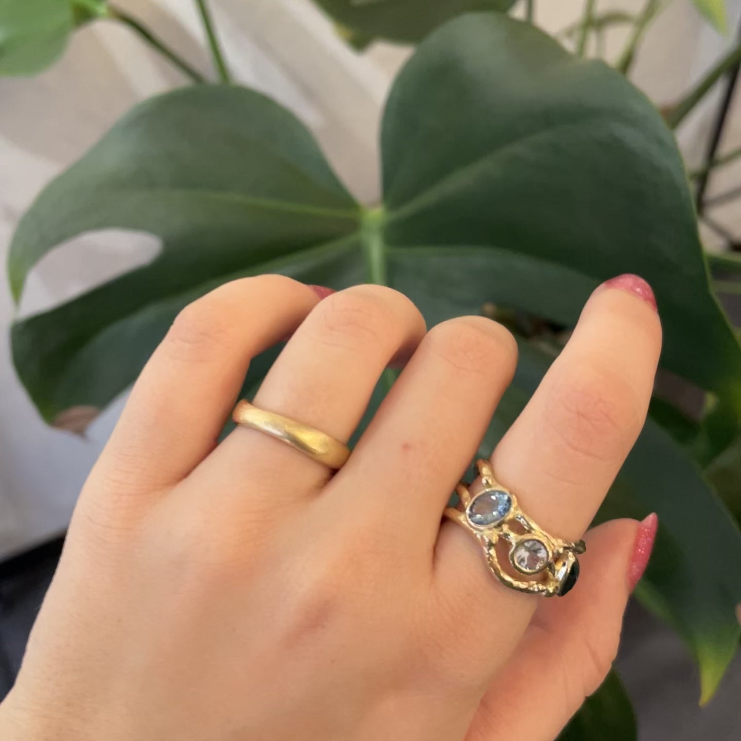 video - Smuk unika ring skabt med smuk lyseblå safir, samt smukke turmaliner der giver et elegant og legende look på ringen.  En fantastisk ring der kan bærer både til hverdag og til fest.