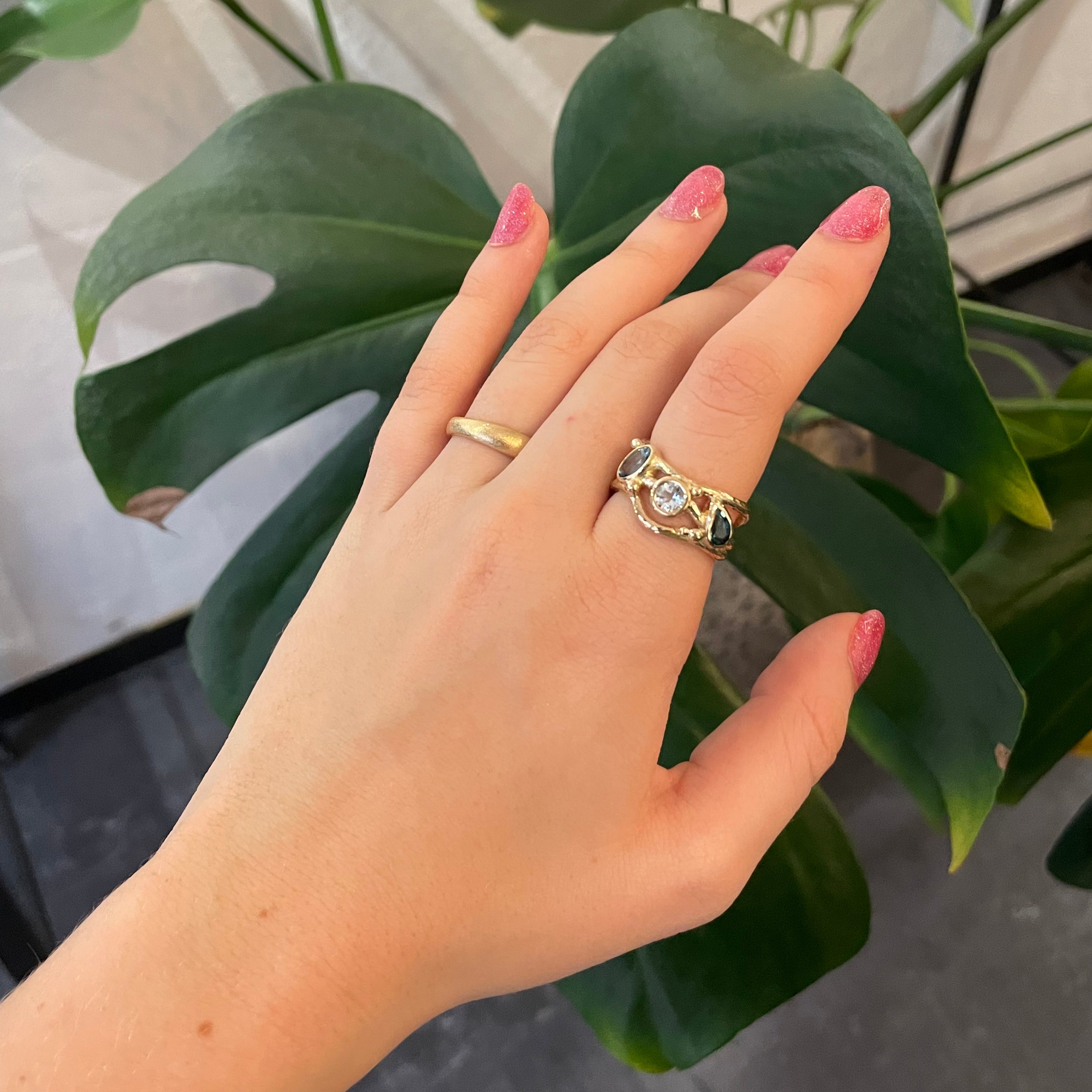 2, Smuk unika ring skabt med smuk lyseblå safir, samt smukke turmaliner der giver et elegant og legende look på ringen.  En fantastisk ring der kan bærer både til hverdag og til fest.