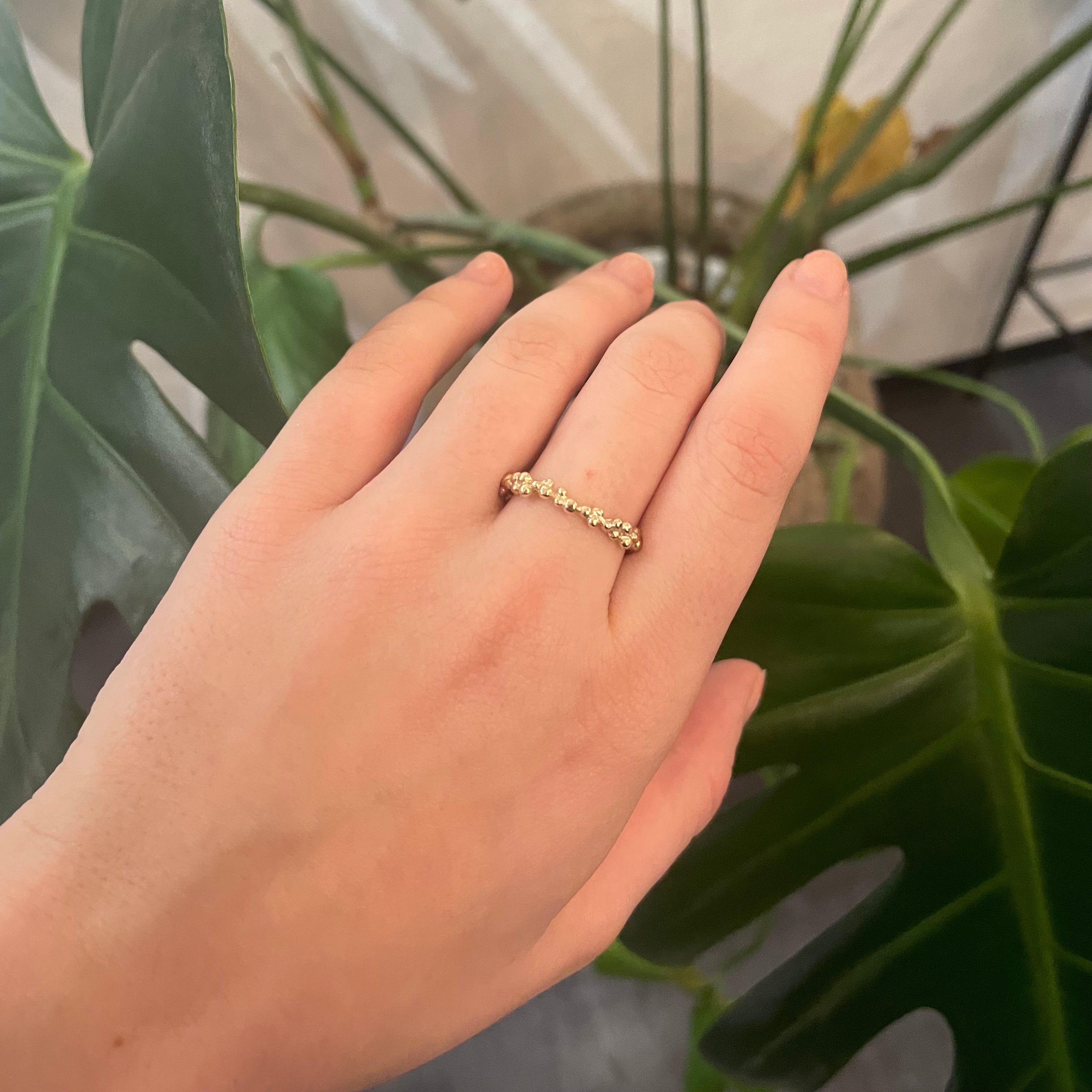 2. 14 kt. guldring med de fineste bobler, en let og elegant ring  De smukkeste kugler der danser om din finger, ringen er smuk alene eller til at sætte sammen med feks din vielsesring, alliancering eller anden ring for at give lidt mere fylde - her får du en smuk og elegant ring på en og samme tid.  Sprudlende bobler der svæver afsted på livets vej, boblerne symbolisere livet små og store øjeblikke.