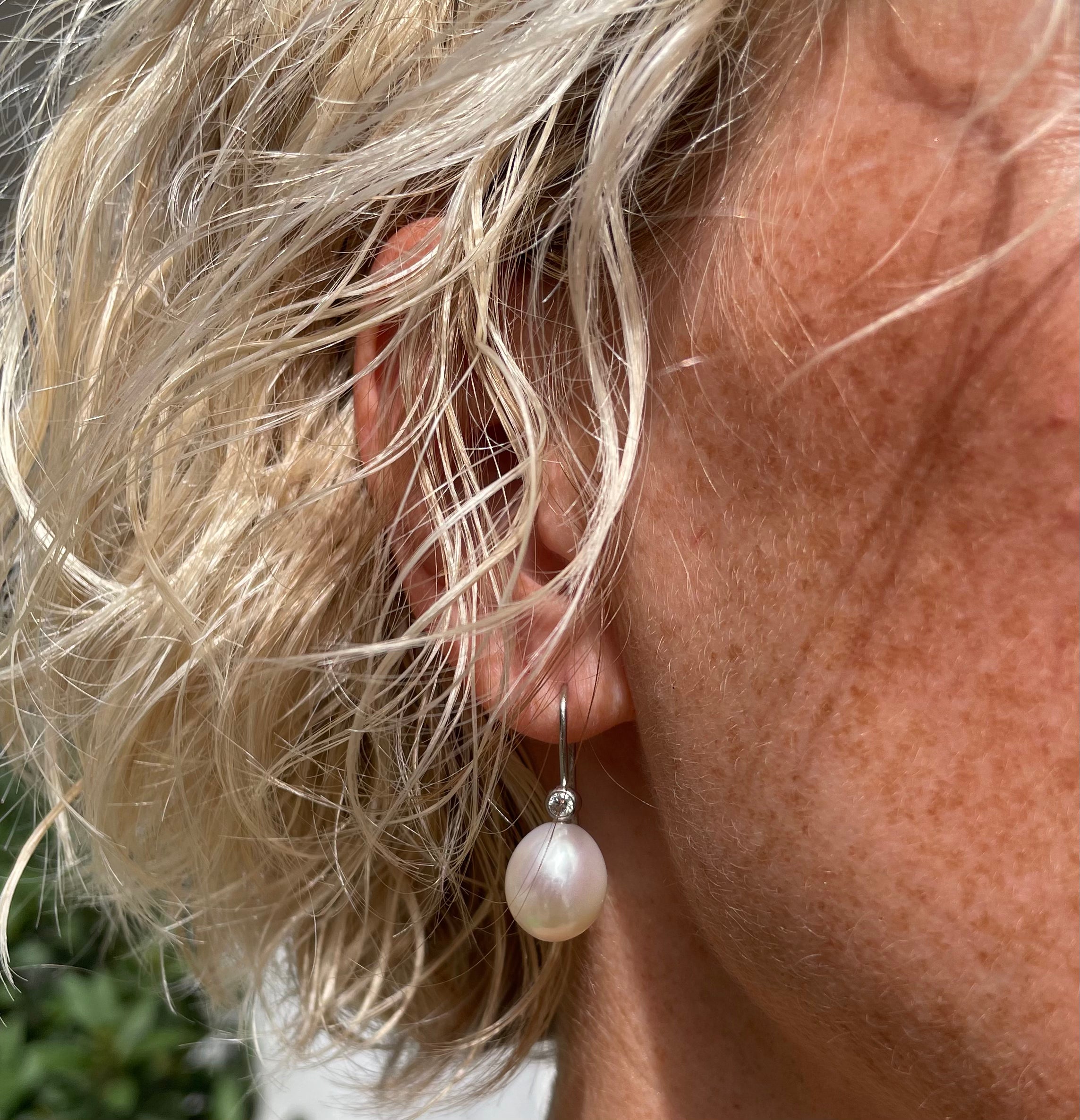 14 kt. Hvidgulds ørering med diamant & hvid perle