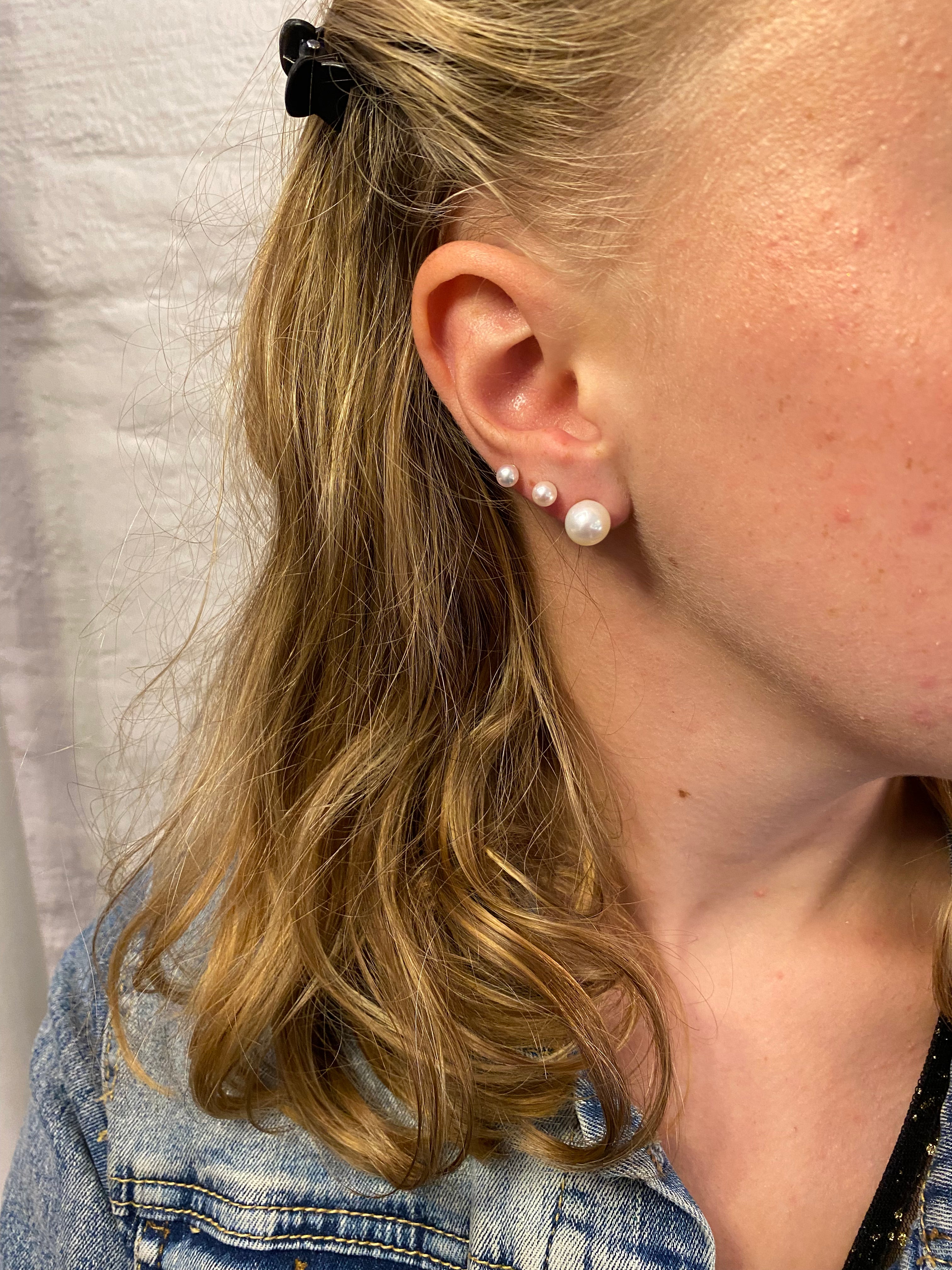 2. Smukke klassiske perle øreringe, de findes i 5 størrelser fra 4 - 8 mm, og er derfor også smukke at sætte i øre med flere huller.  Ørestikkerne sælges som sæt, stik samt lås er i 14 kt. guld.