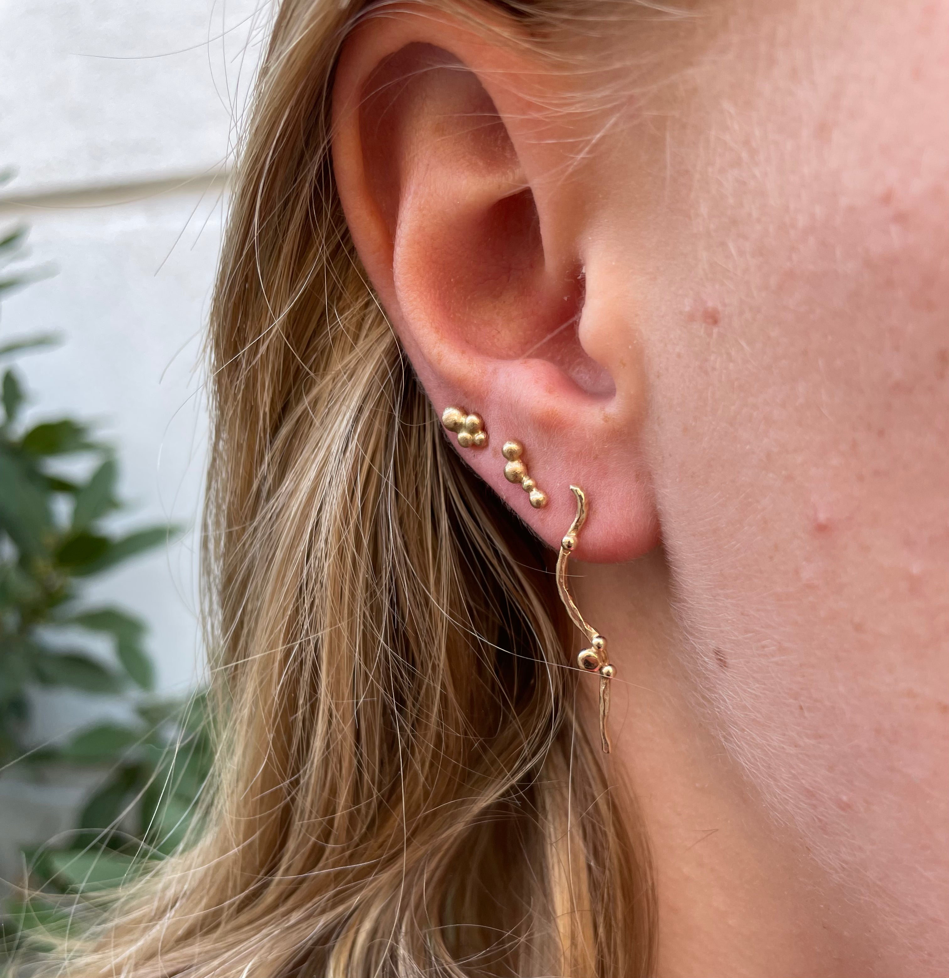 1- Infinity - 14 kt. Guld ørering    Smuk unik ørering, med fin tråd af guld der falder fint fra øret, perlerne bliver særligt udvalgt til lige netop det smykke de sidder i.