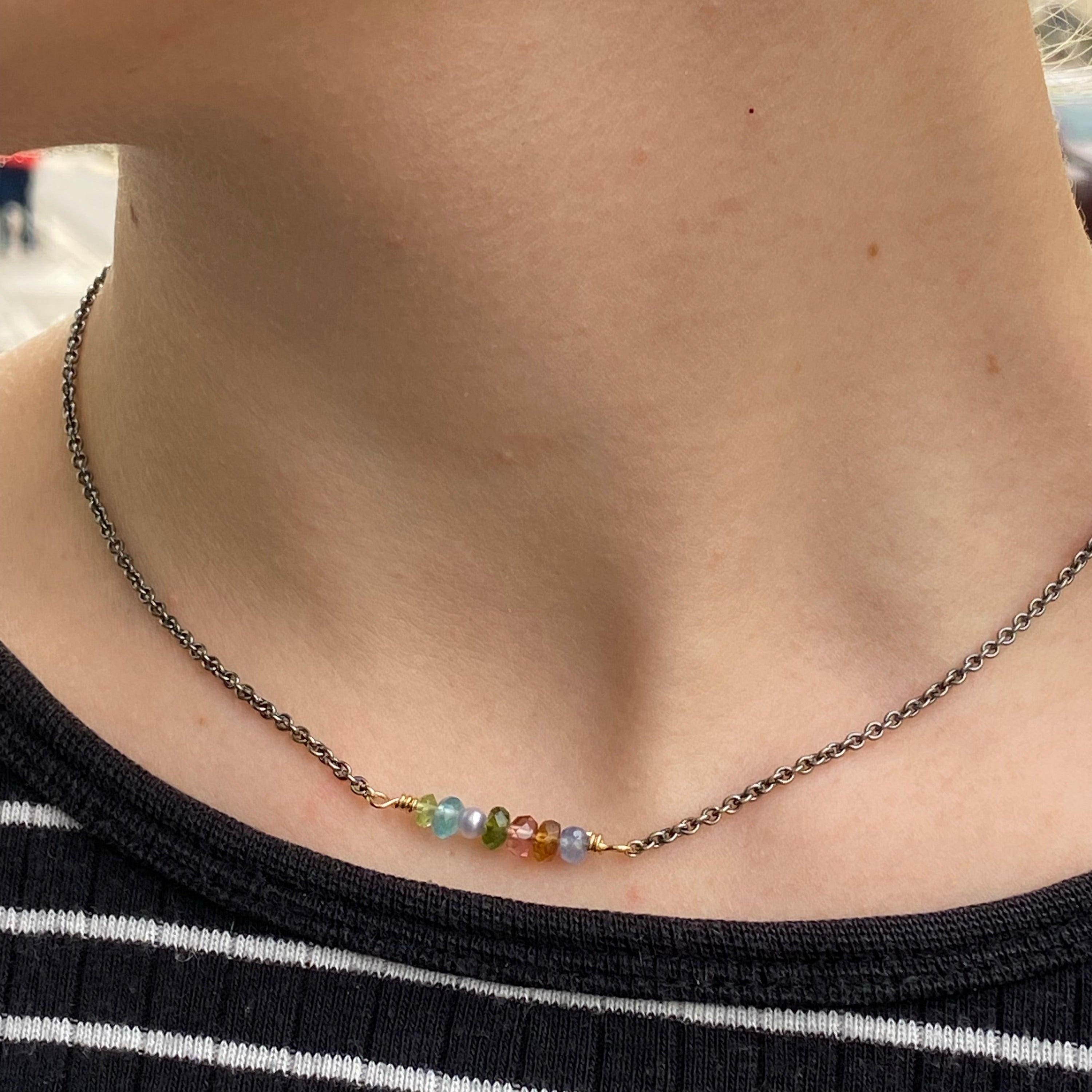1. Rainbow - Smuk halskæde med skønne farvestrålende sten  Smuk og enkel kæde med fine sten i skønne farver - denne er i lækre grøn/blå nuancer - Aquamarin, perle, turmalin, safir, citrin & bjergkrystal.