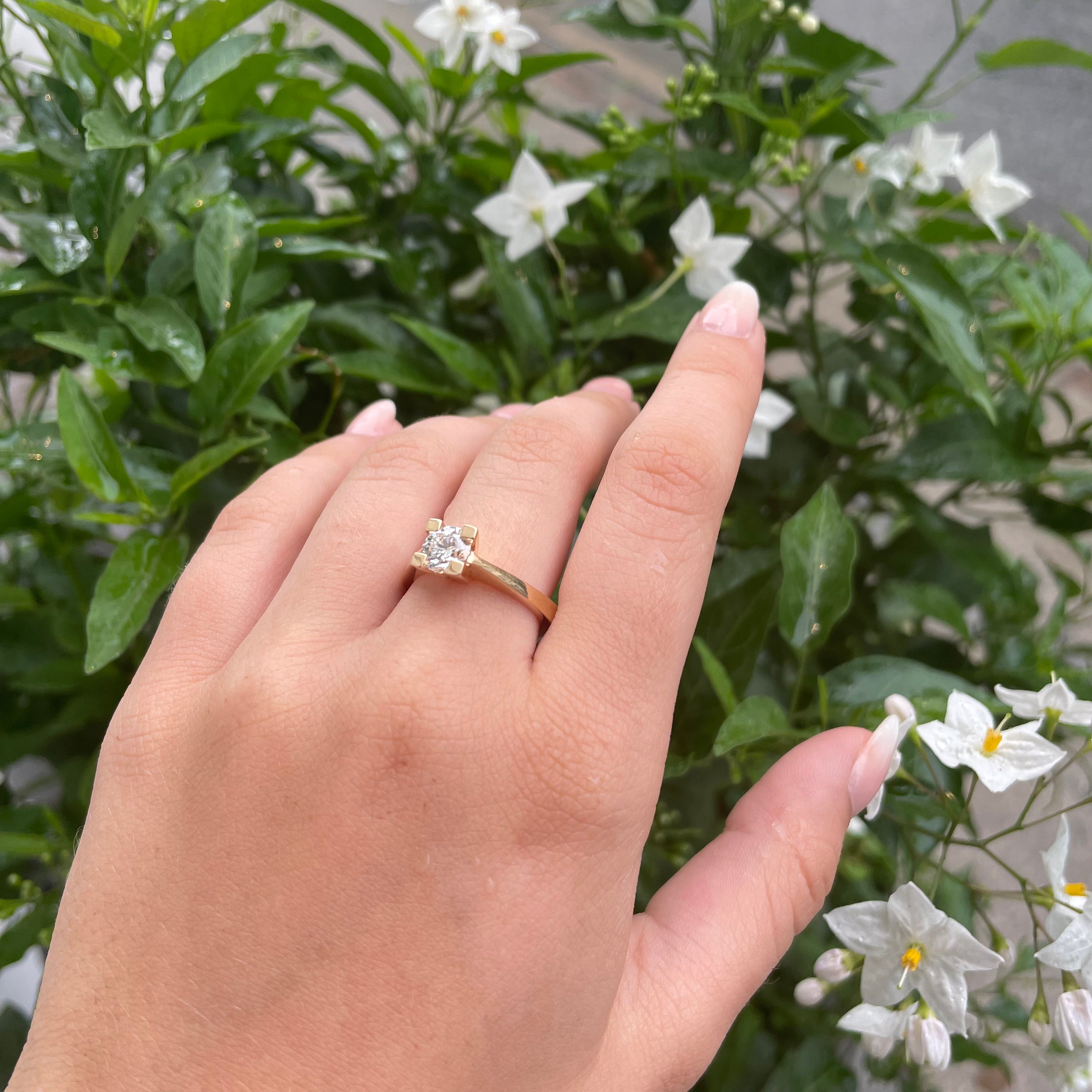 Smuk og klassik designet prinsessering - ringen er designet med små "vinger" på skinnen, det gør ringen sidder bedre på fingeren og den smukke brillant kan stråle.  De 4 x 0,01 ct tw vvs brillanter sidder fint og fremhæver den blændende center brillant.