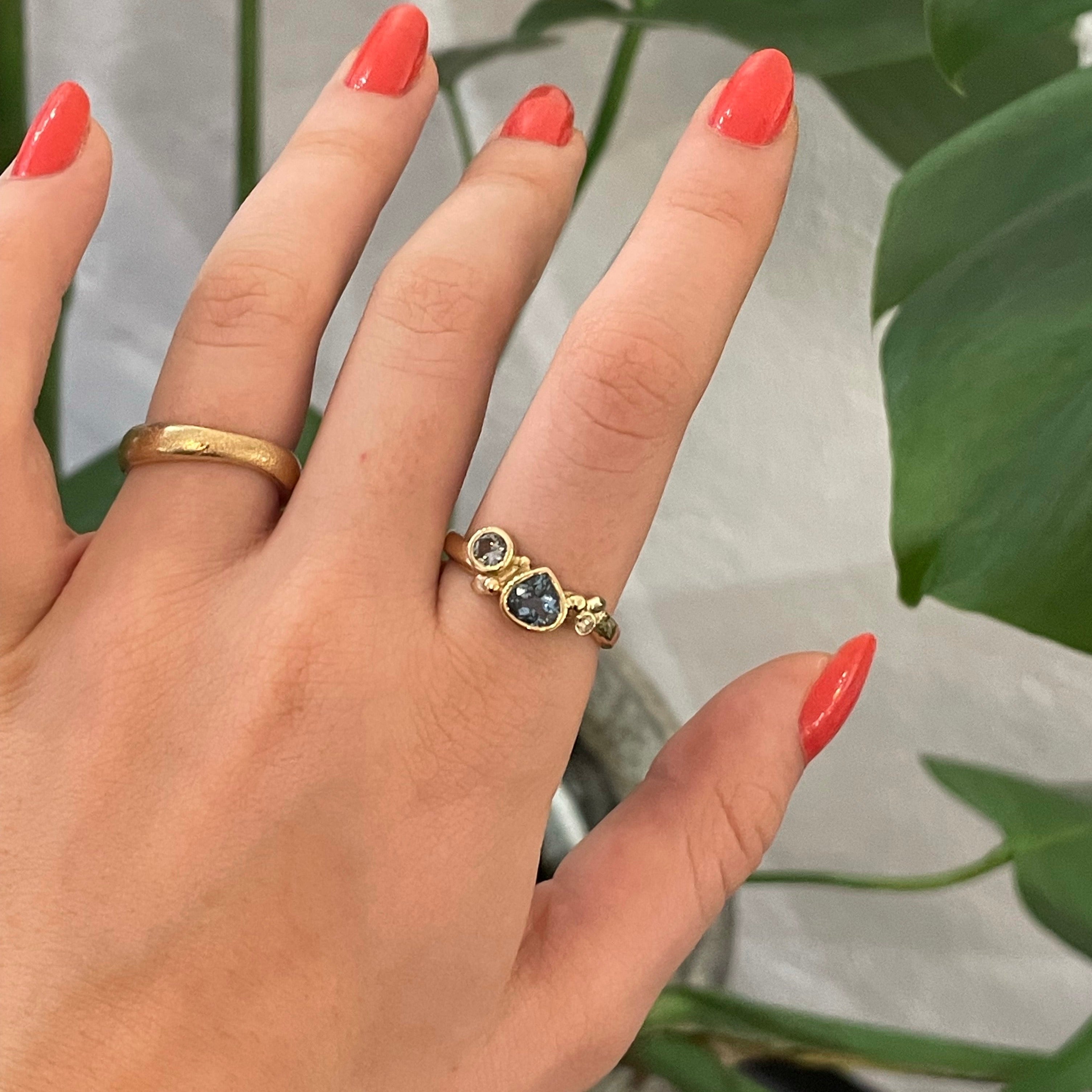 2. Smuk unika ring skabt med smuk lyseblå safir den smukke dråbe bliver elegant omkranset af turmalin og champagne farvet brillant.  En fantastisk ring der kan bærer både til hverdag og til fest.