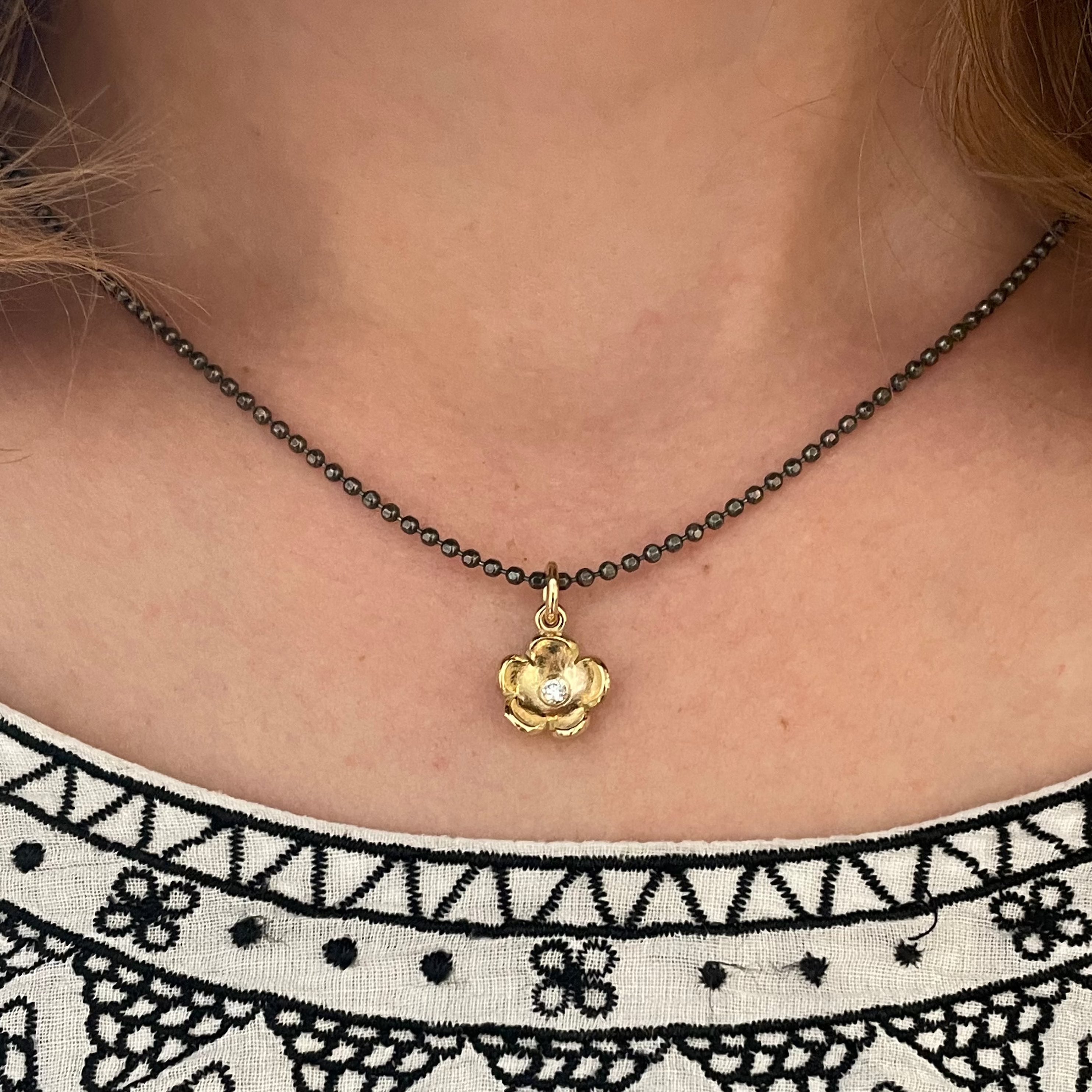 Flower - 14 kt. Guld vedhæng med diamant   Smukkest blomst med 0,05 ct tw vvs brillant, en lille tanke til forår og sommer der fylder vores verden med smukke farver og dufte. Et smykke til dig der elsker sommer, sol og smukke blomster.