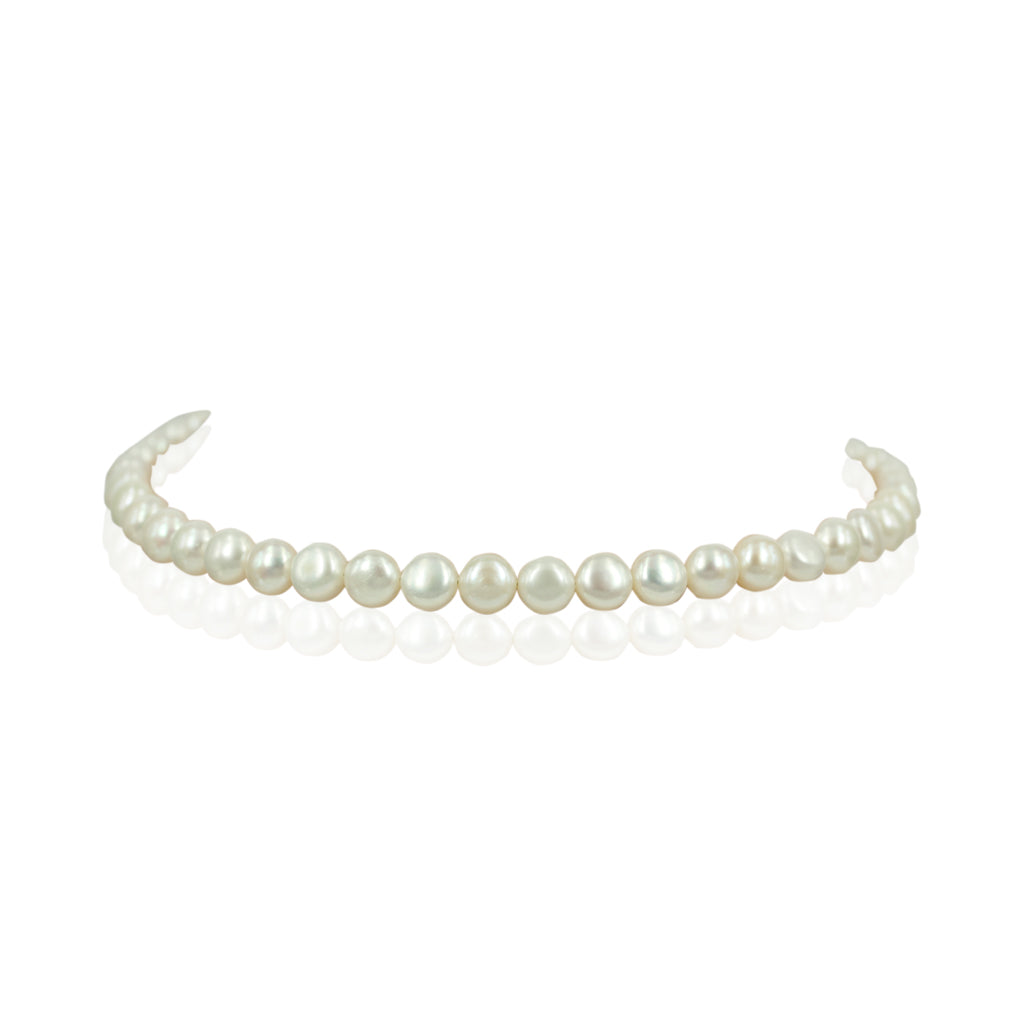 p-005-Halskæde med hvide barok ferskvandsperler i størrelsen 8x10 mm. Perlerne har en spændende overflade med et smukt skær og flot glans.  Vælg mellem længderne 40 til 50 cm med lås i sølv. Længde er angivet som færdig længde inkl. lås.