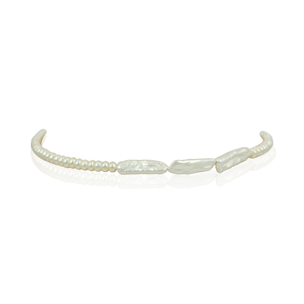 p-007- Halskæde med aflange ferskvandsperler i et smukt barok mix af 2 størrelser perler. Perlerne har en fin blank overflade med et smukt skær og flot glans.  Kæden er designet med store og små perler, i smuk balance til hinanden. 