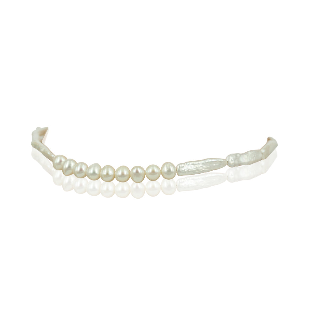 p-011-Halskæde med aflange ferskvandsperler i et smukt barok mix af 2 størrelser perler. Perlerne har en fin blank overflade med et smukt skær og flot glans.  Kæden er designet med store og små perler, i smuk balance til hinanden.  Vælg mellem længderne 40 til 50 cm med lås i sølv. Længde er angivet som færdig længde inkl. lås.