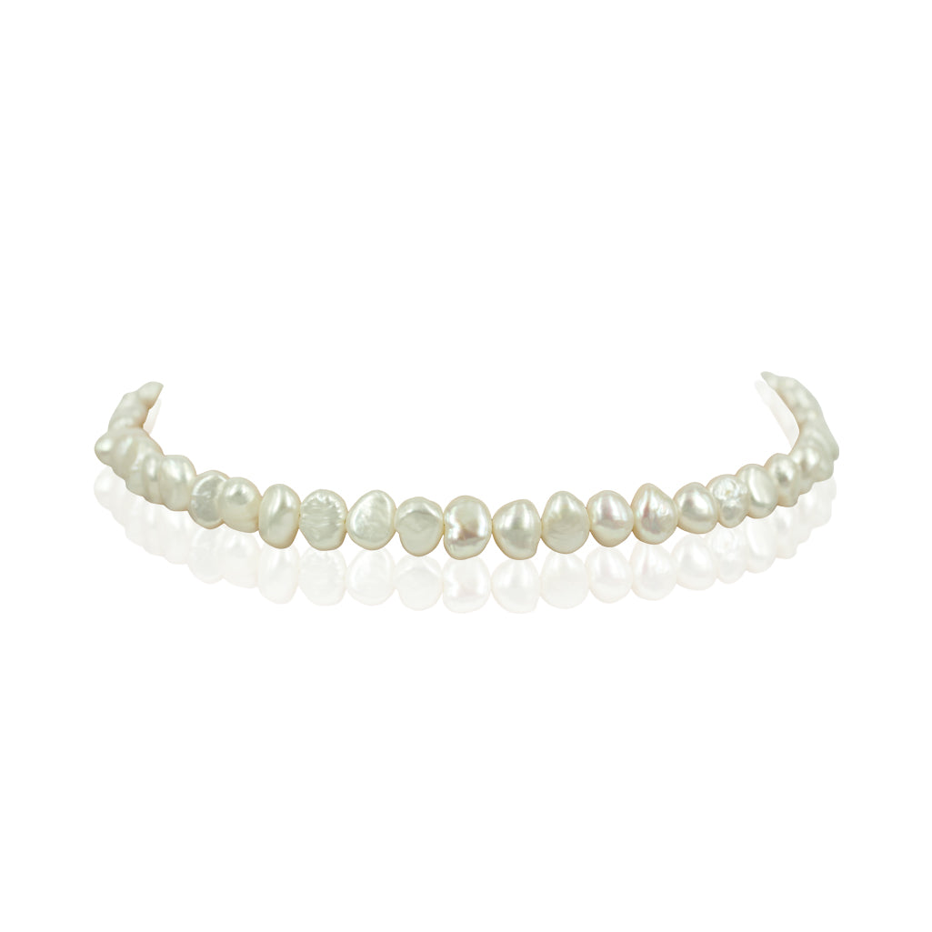 p-016-Halskæde med hvide barok ferskvandsperler i størrelsen 8x10 mm. Perlerne har en spændende overflade med et smukt skær og flot glans.  Vælg mellem længderne 40 til 50 cm med lås i sølv. Længde er angivet som færdig længde inkl. lås.