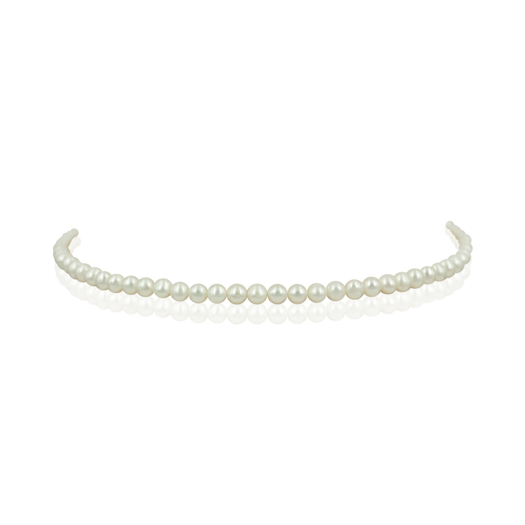 p-017-Halskæde med fine knapformet ferskvandsperler smukke og fine 5 mm perler. Perlerne har en fin blank overflade med et smukt skær og flot glans.  Den perfekte perlekæde at mixe med andre kæder, eller få det klassiske look med ved at bære kæden alene oppe i halsen.  Vælg mellem længderne 40 til 50 cm med lås i sølv. Længde er angivet som færdig længde inkl. lås.