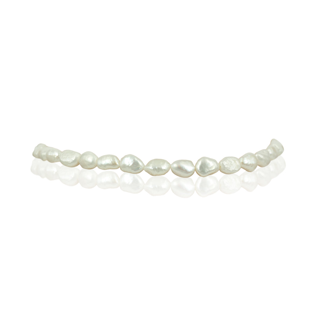 p-010-Halskæde med hvide barok ferskvandsperler i størrelsen 8x10 mm. Perlerne har en spændende overflade med et smukt skær og flot glans.  Vælg mellem længderne 40 til 50 cm med lås i sølv. Længde er angivet som færdig længde inkl. lås.